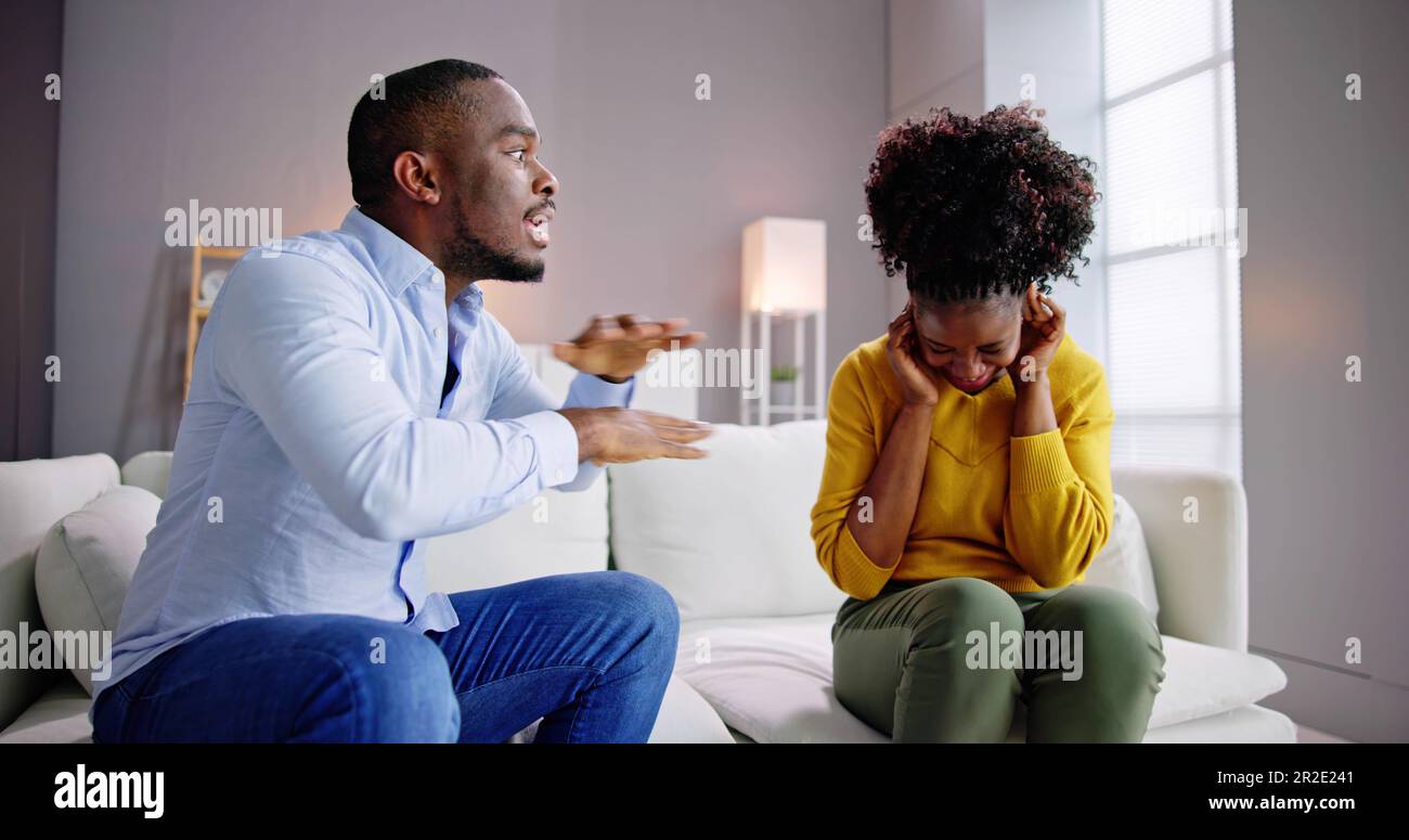 Arrabbiato giovane africano urlando al Donna Foto Stock