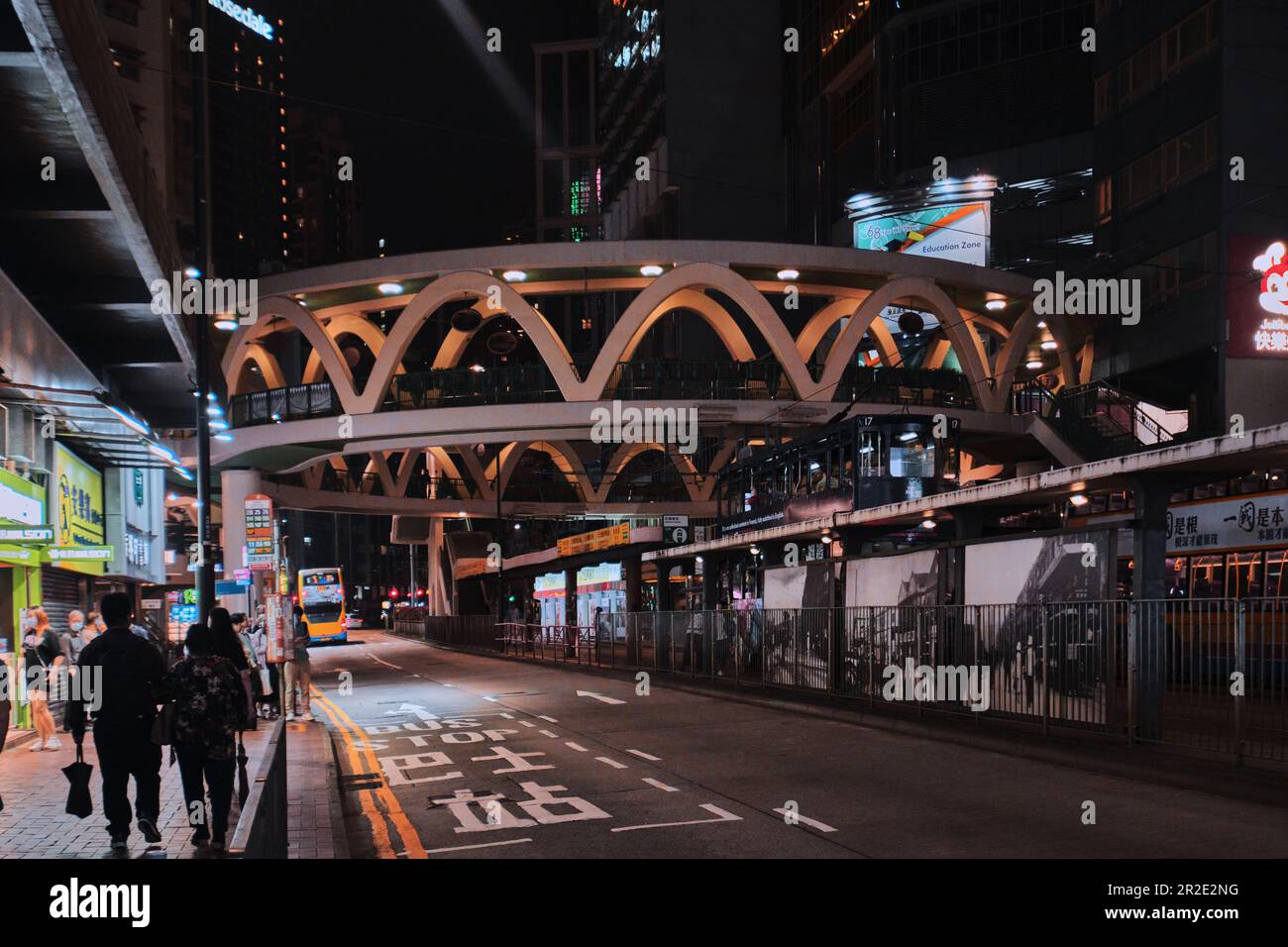 Hong Kong, Cina - Aprile 10 2023: Struttura circolare a forma di ponte pedonale nella baia di Causeway di notte Foto Stock