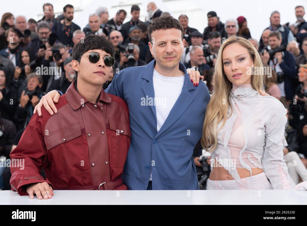 Cannes, Francia. 19th maggio, 2023. Juan Daniel Garcia, Amat Escalante ed Ester Exposto al Perdidos en la Noche (Lost in the Night) Photocall nell'ambito del 76th° Festival del Cinema di Cannes a Cannes, in Francia, il 19 maggio 2023. Foto di Aurore Marechal/ABACAPRESS.COM Credit: Abaca Press/Alamy Live News Foto Stock