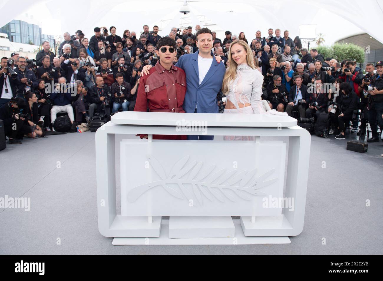 Cannes, Francia. 19th maggio, 2023. Juan Daniel Garcia, Amat Escalante ed Ester Exposto al Perdidos en la Noche (Lost in the Night) Photocall nell'ambito del 76th° Festival del Cinema di Cannes a Cannes, in Francia, il 19 maggio 2023. Foto di Aurore Marechal/ABACAPRESS.COM Credit: Abaca Press/Alamy Live News Foto Stock