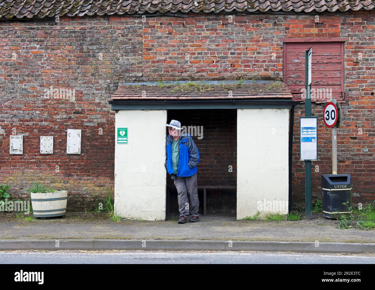 Fermata dell'autobus nel villaggio di Skeffling, East Yorkshire, Inghilterra UK Foto Stock