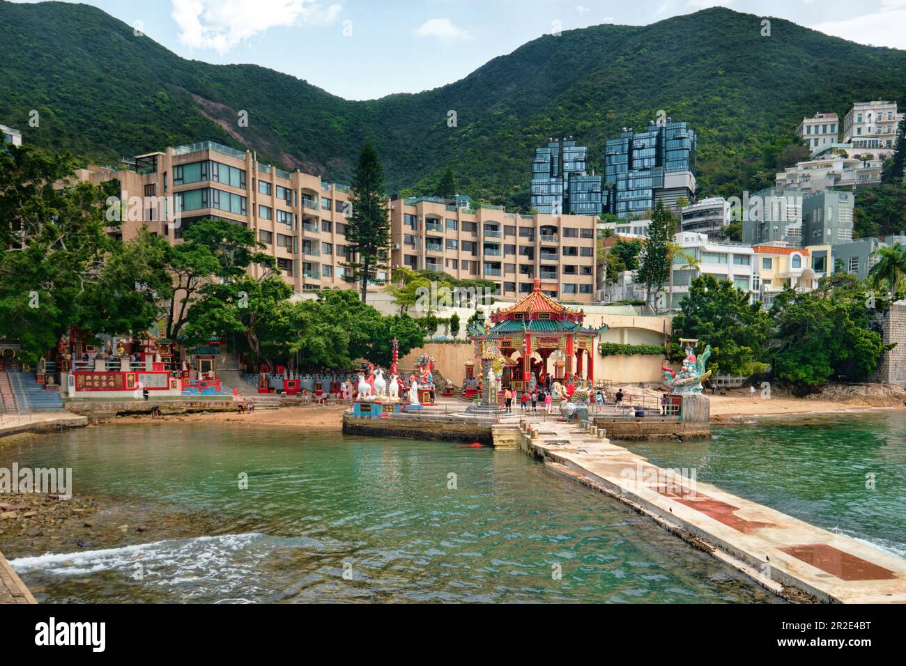 Hong Kong SAR, Cina - 2023 aprile: Santuario di Kwan Yin (Guan Yin) nel Tempio di Tin Hau colorate statue di Dio nella baia di Repulse è un pittoresco tempio taoista che Foto Stock