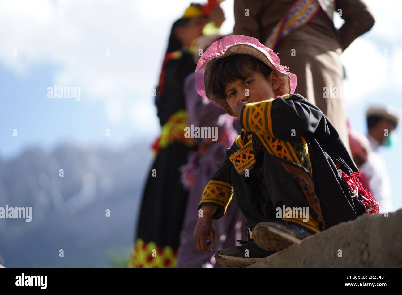 Bamburet, KPK, Pakistan - 05152023: Un bambino di Kalash che guarda i festeggiamenti del Chilam Joshi Festival a Chitral Foto Stock