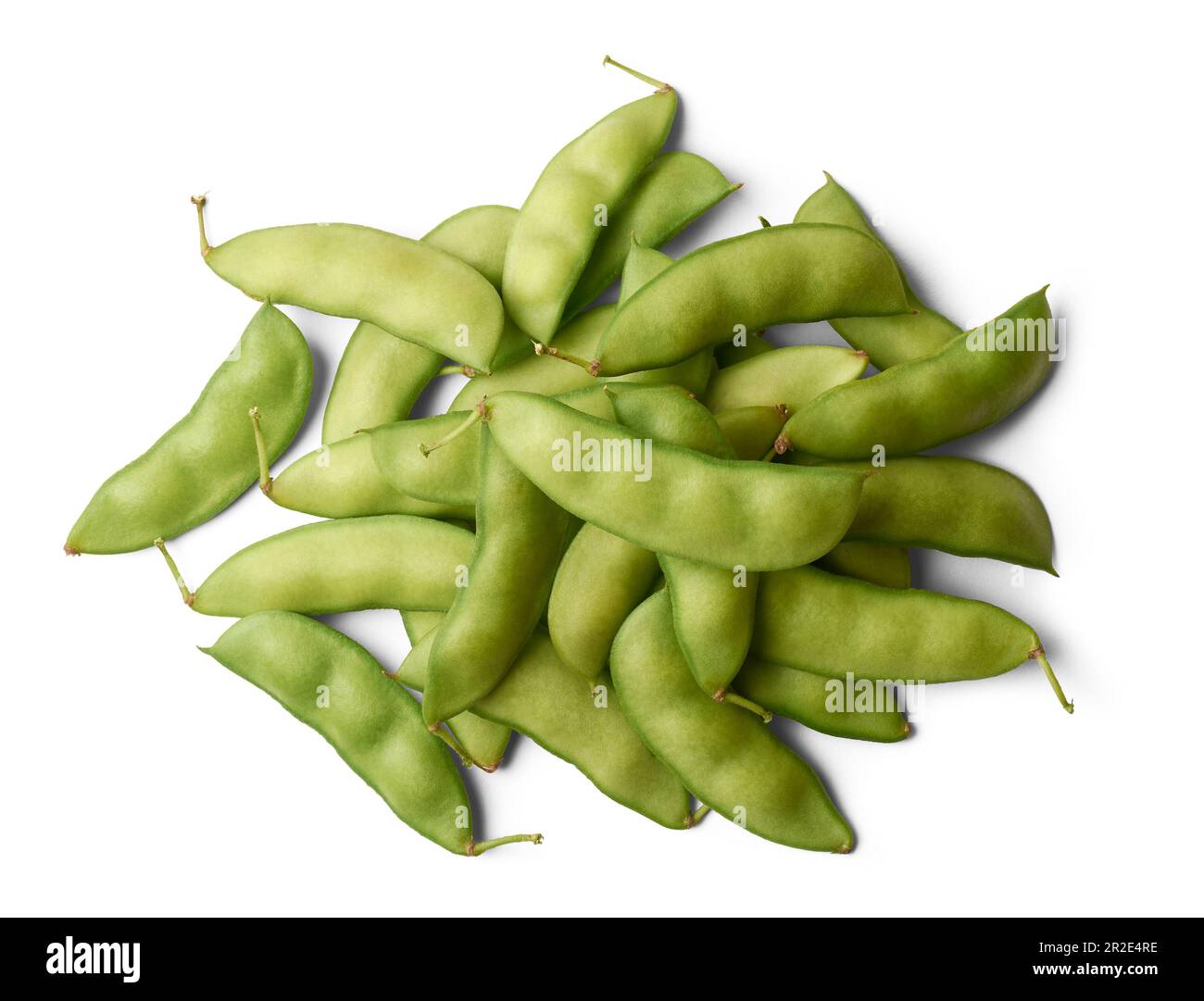 mucchio di cialde di piselli, tipo di legume ampiamente coltivato per i suoi semi e cialde nutrienti, ortaggi appena raccolti isolati su fondo bianco Foto Stock
