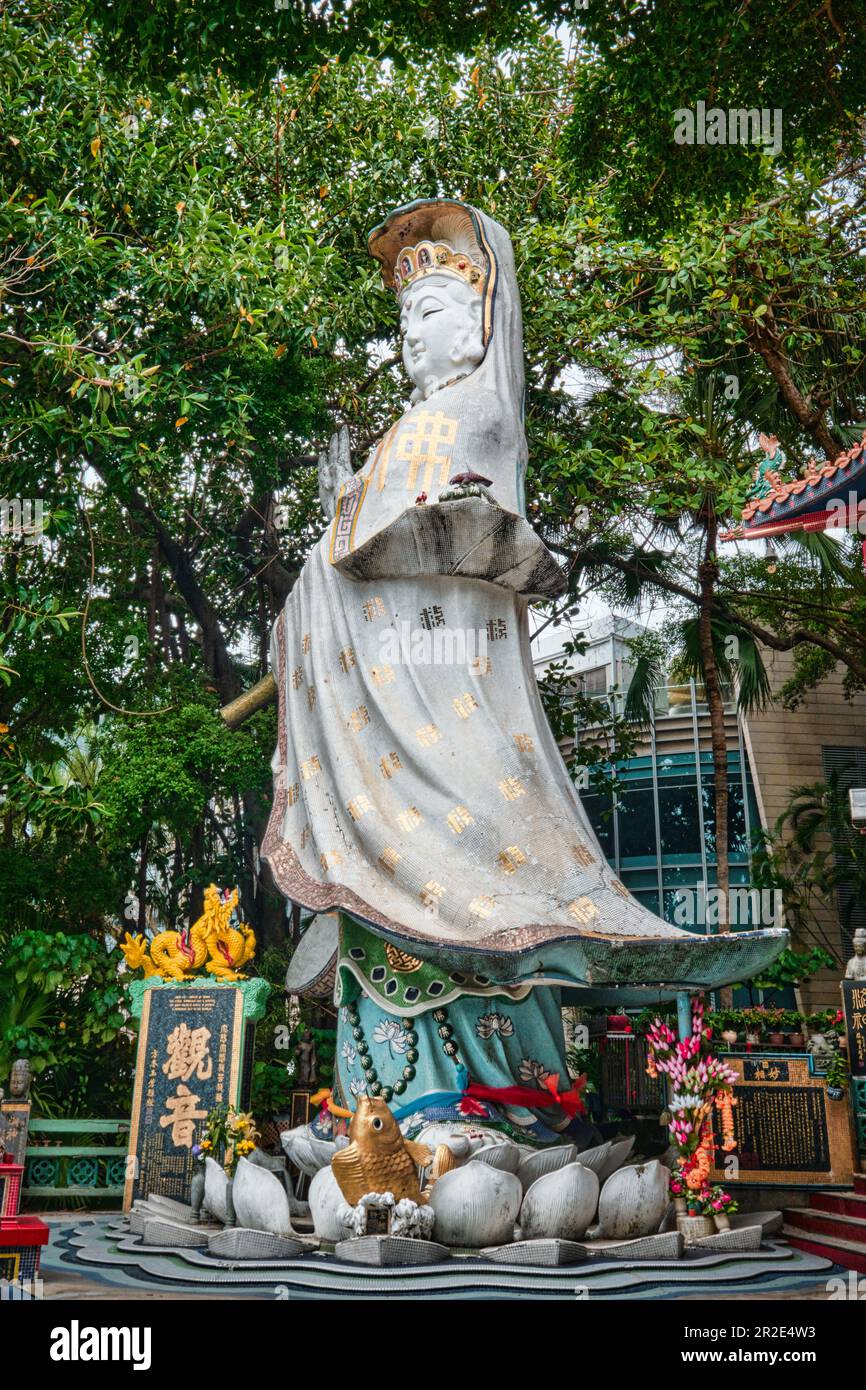 Hong Kong, Cina - Aprile 10 2023: Santuario di Kwan Yin nel Tempio di Tin Hau colorate statue di Dio a Repulse Bay è un pittoresco tempio taoista Foto Stock