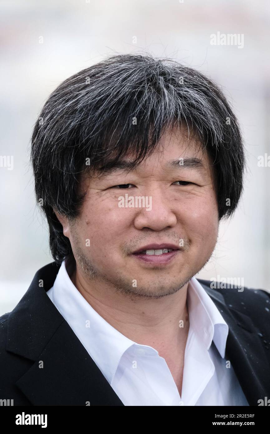 Cannes, Francia. 19th maggio, 2023. Wang Bing fotografato durante la Fotocall for Youth (Primavera) come parte del Festival Internazionale del Cinema di Cannes 76th al Palais des Festivals di Cannes, Francia Foto di Julie Edwards/Alamy Live News Foto Stock