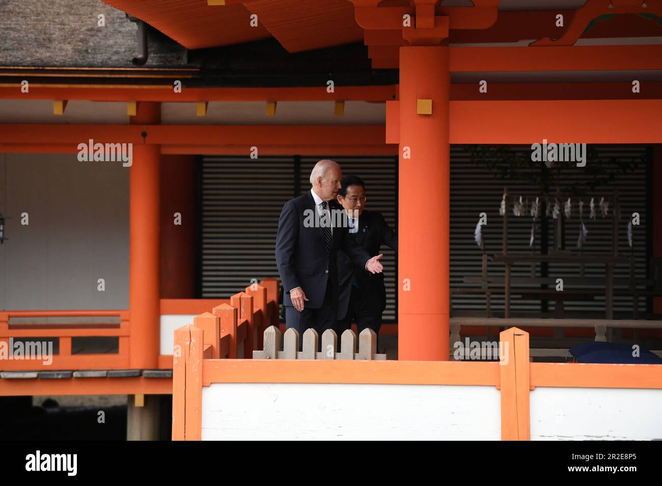 Il Presidente DEGLI STATI UNITI Joe Biden (L) e il primo Ministro giapponese Fumio Kishida visitano il Santuario di Itsukushima sull'isola di Miyajima come parte del vertice dei leader del G7, venerdì 19 maggio 2023 a Hiroshima, Giappone. I membri del G7 - Stati Uniti, Canada, Francia, Germania, Giappone, Il Regno Unito e l'Italia si incontrano giovedì nella città giapponese di Hiroshima per un vertice annuale. I leader si concentreranno sulla guerra della Russia contro l'Ucraina, la crescente potenza e influenza della Cina, il disarmo nucleare, l'intelligenza artificiale, il cambiamento climatico e la sicurezza economica. Foto di G7 Hiroshima Summit/UPI Foto Stock