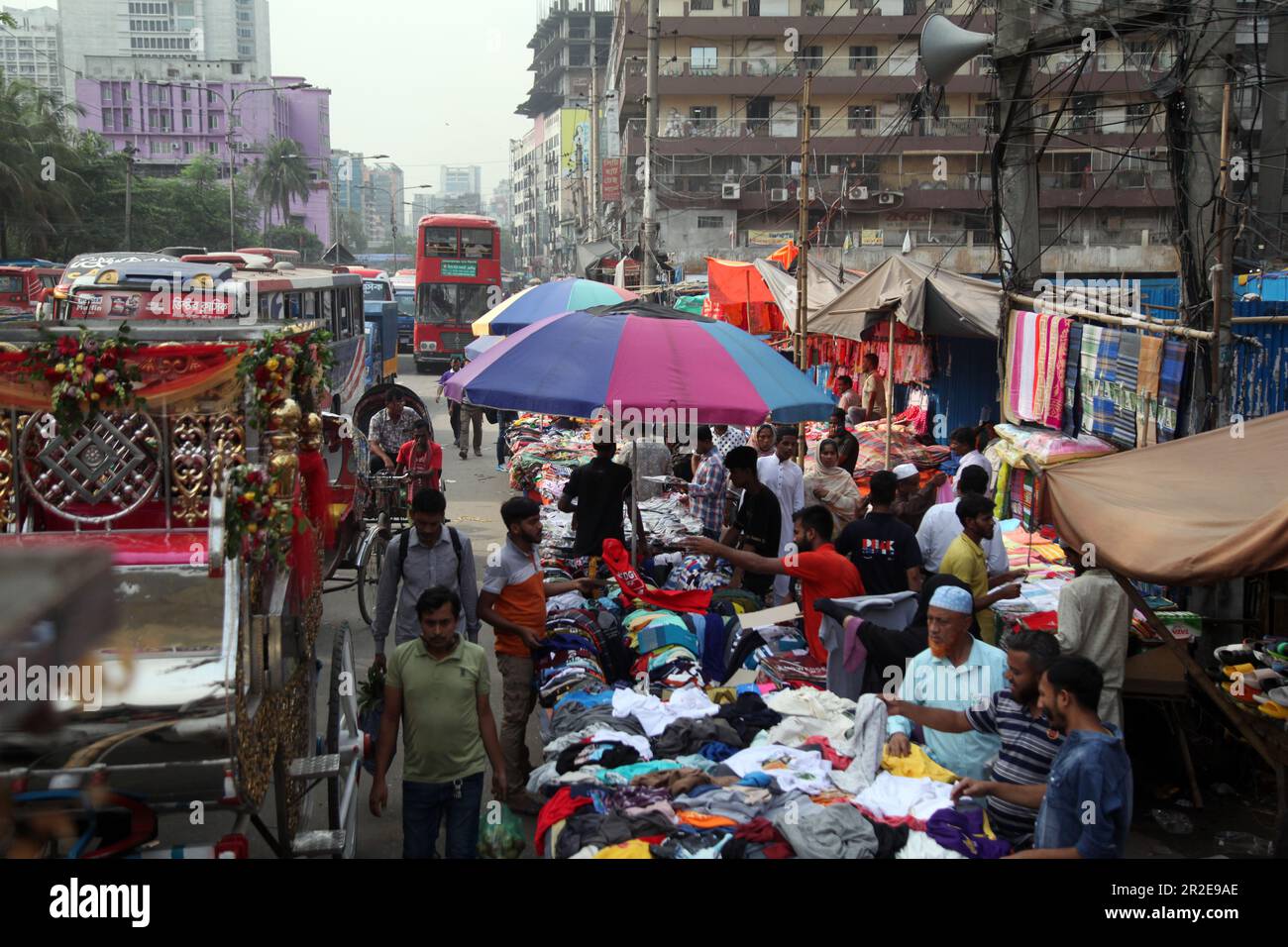 falchi di strada gulistan 18may2023Il falchi ha iniziato un sit-in di fronte a Dhaka South City Corporation's Nagar Bhaban prima di mezzogiorno, ha detto la polizia. Loro Foto Stock