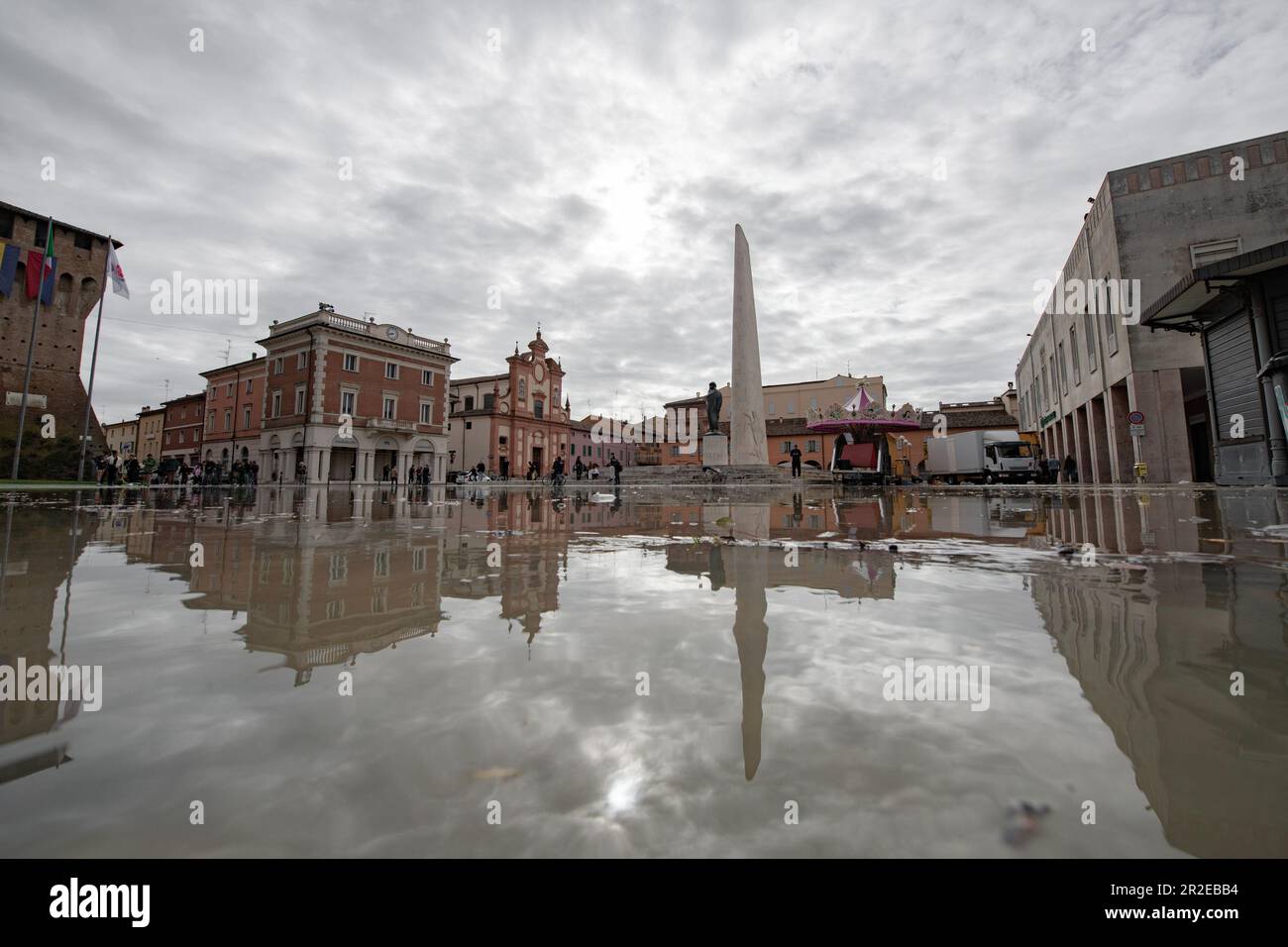 Lugo di Romagna, Italia. 19th maggio, 2023. Centro Città, Lugo di Romagna, Italia, 19 maggio 2023, Piazza Francesco Baracca durante l'alluvione a Lugo di Romagna (Piazza Francesco Baracca durante l'alluvione a Lugo di Romagna) durante l'alluvione a Lugo di Romagna - News Credit: Live Media Publishing Group/Alamy Live News Foto Stock