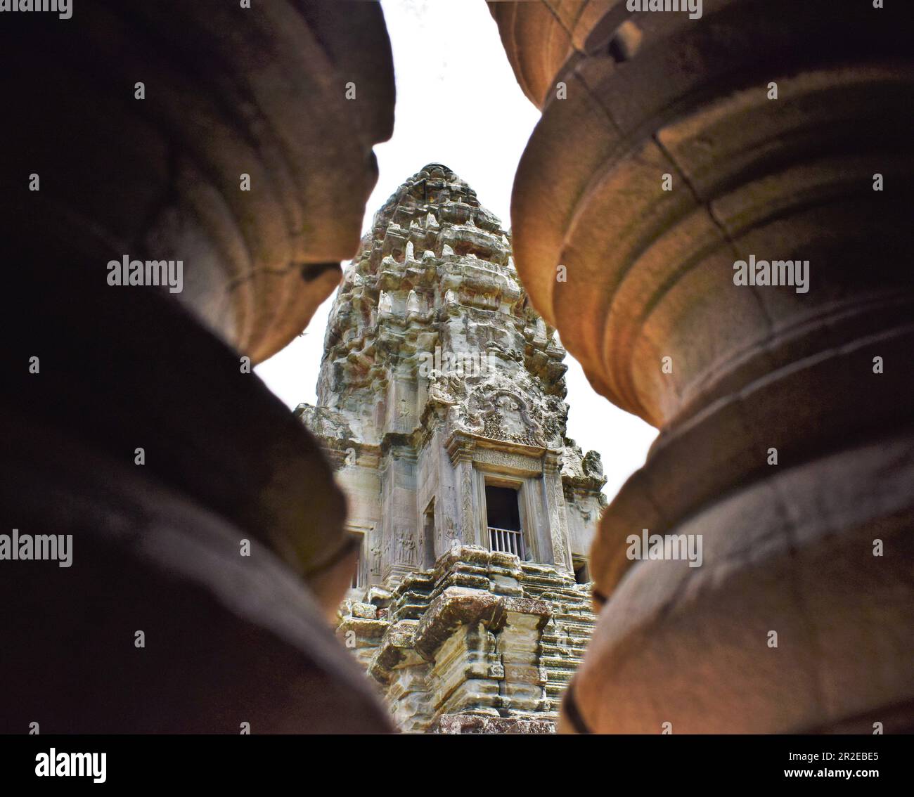 Tra due pilastri di un tempio molto vecchio che è ancora in ottime condizioni. Situato a Angkor Wat, Cambogia. Foto Stock