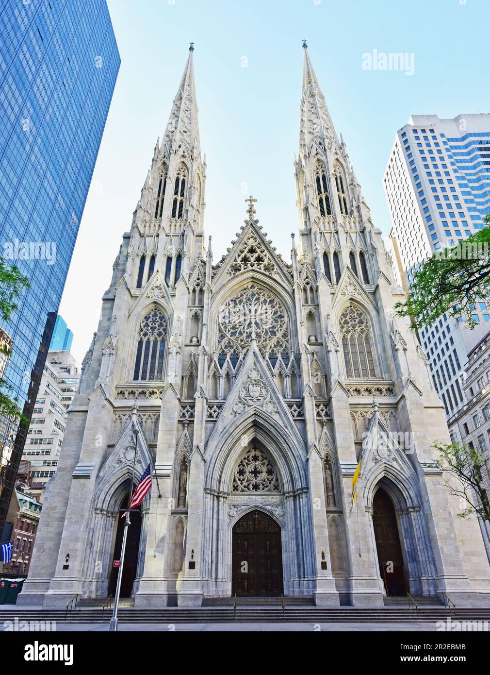 15 maggio 2016: Cattedrale di Saint Patricks sulla 5th Avenue New York City dal Rockefeller Center. Foto Stock