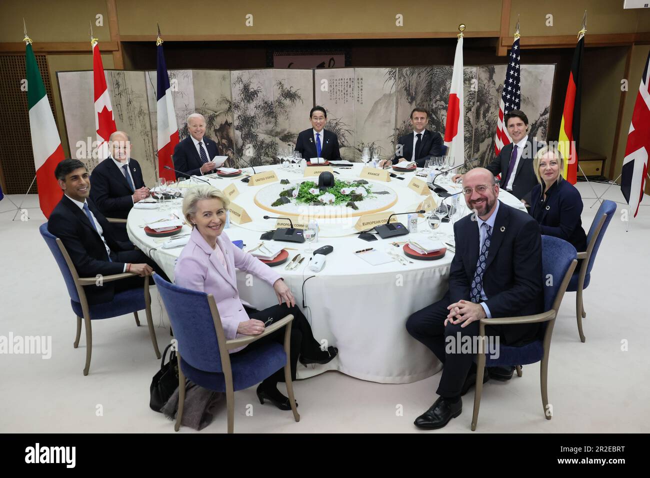 Hatsukaichi, Giappone. 19 maggio, 2023. Il gruppo dei sette leader si riunisce in una cena di lavoro a Iwaso, una tradizionale locanda che risale al 1854 sull'isola di Miyajima durante il primo giorno del vertice del G7, il 19 maggio 2023 a Hatsukaichi, Giappone. In senso orario da sinistra: Il presidente della Commissione europea Ursula von der Leyen, il primo ministro britannico Rishi Sunak, il cancelliere tedesco OLAF Schotz, Stati Uniti Il Presidente Joe Biden, il primo Ministro giapponese Fumio Kishida, il Presidente francese Emmanuel Macron, il primo Ministro canadese Justin Trudeau, il primo Ministro italiano Giorgia Meloni e il Presidente del Consiglio europeo Charles Michel. Foto Stock