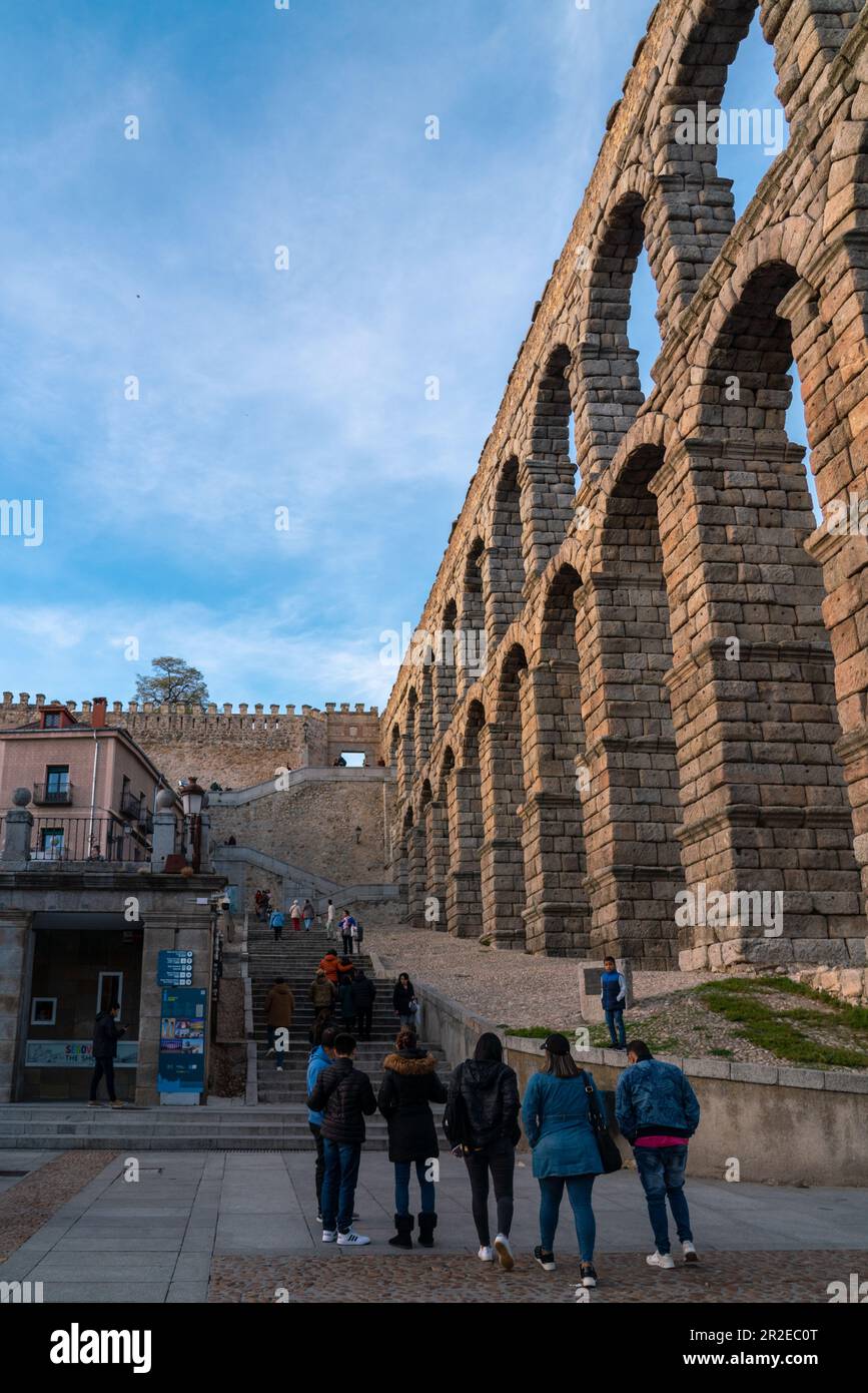 SEGOVIA, Spagna. Vista di Plaza Azoguejo nel centro della città. Colori del tramonto. Persone che si divertono all'aperto sulla strada di Segovia Foto Stock