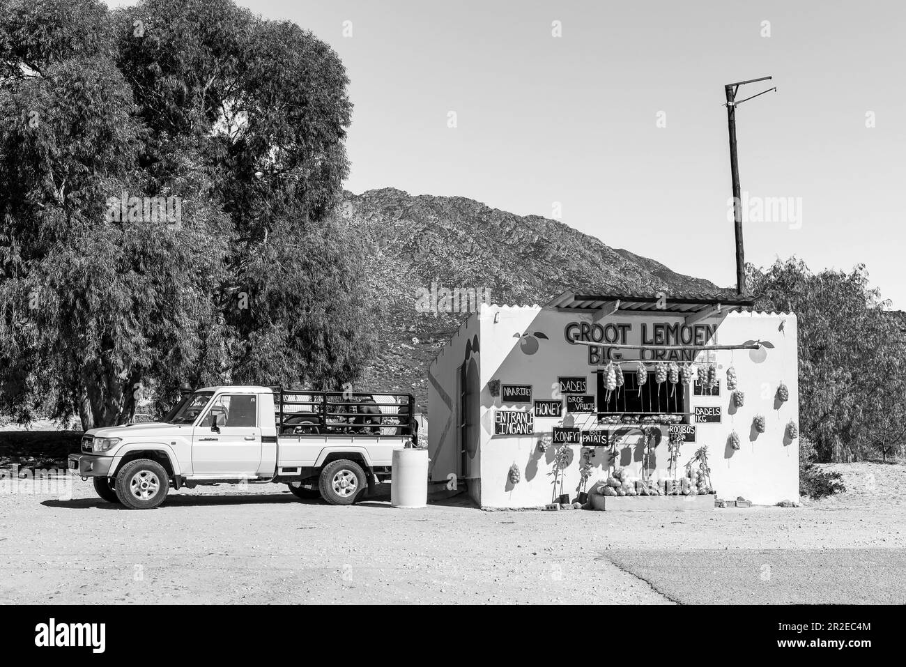 Citrusdal, Sud Africa - 9 settembre 2022: La Grande strada arancione Stall accanto alla strada N7 vicino a Citrusdal nel Capo Occidentale. Monocromatico Foto Stock