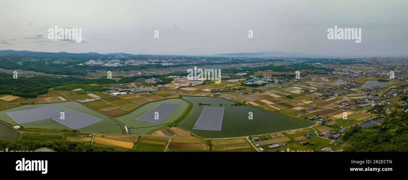 Vista panoramica aerea di pannelli solari galleggianti su serbatoi da parte di aziende agricole Foto Stock