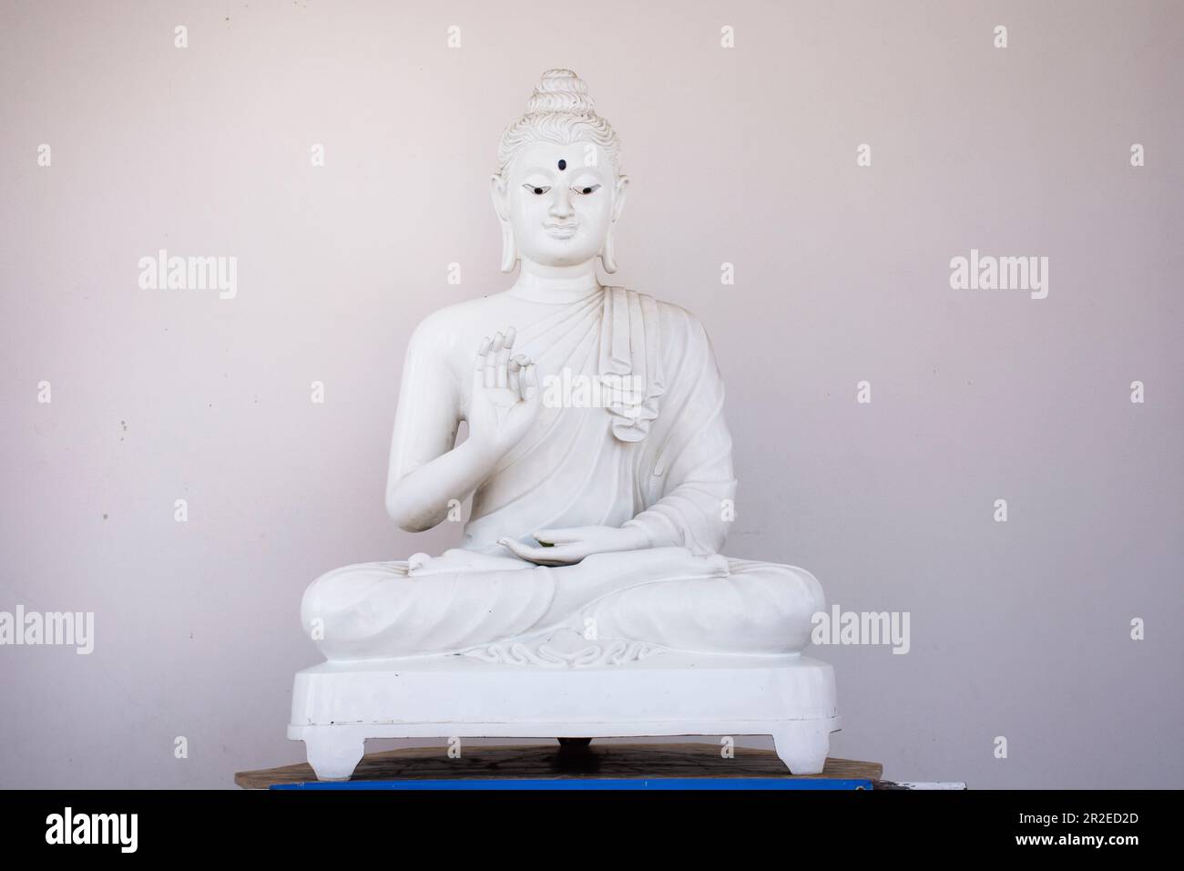 Splendido buddha bianco antico in antico ulobosot di Wat Ku o Phra Nang Rua Lom tempio per i viaggiatori thailandesi visitare e rispettare le preghiere Foto Stock
