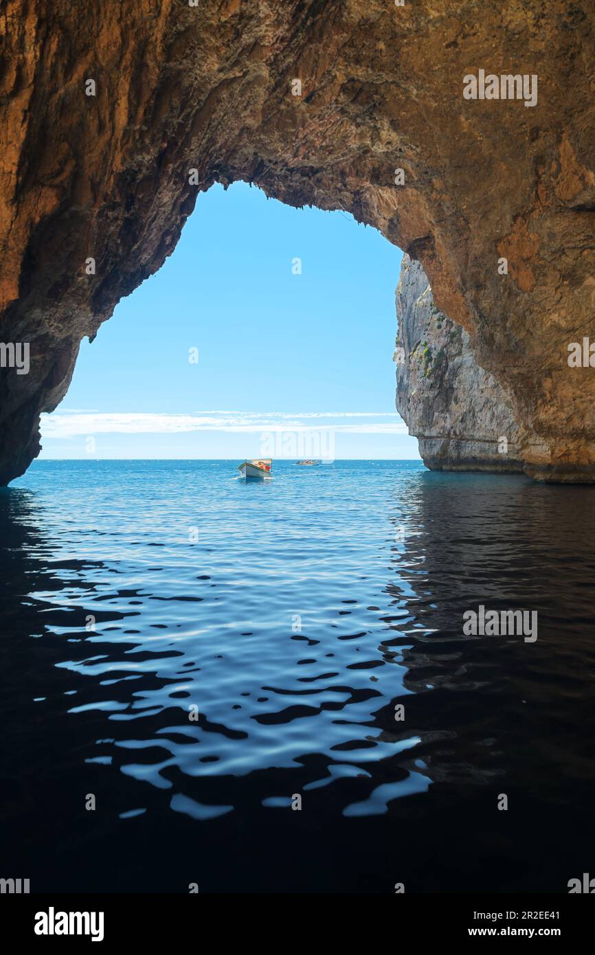 Vista da una grotta sul mare, la Grotta Azzurra, un punto di riferimento locale sull'isola di Malta. Turismo, viaggi, vacanze e meraviglie naturali concetti Foto Stock