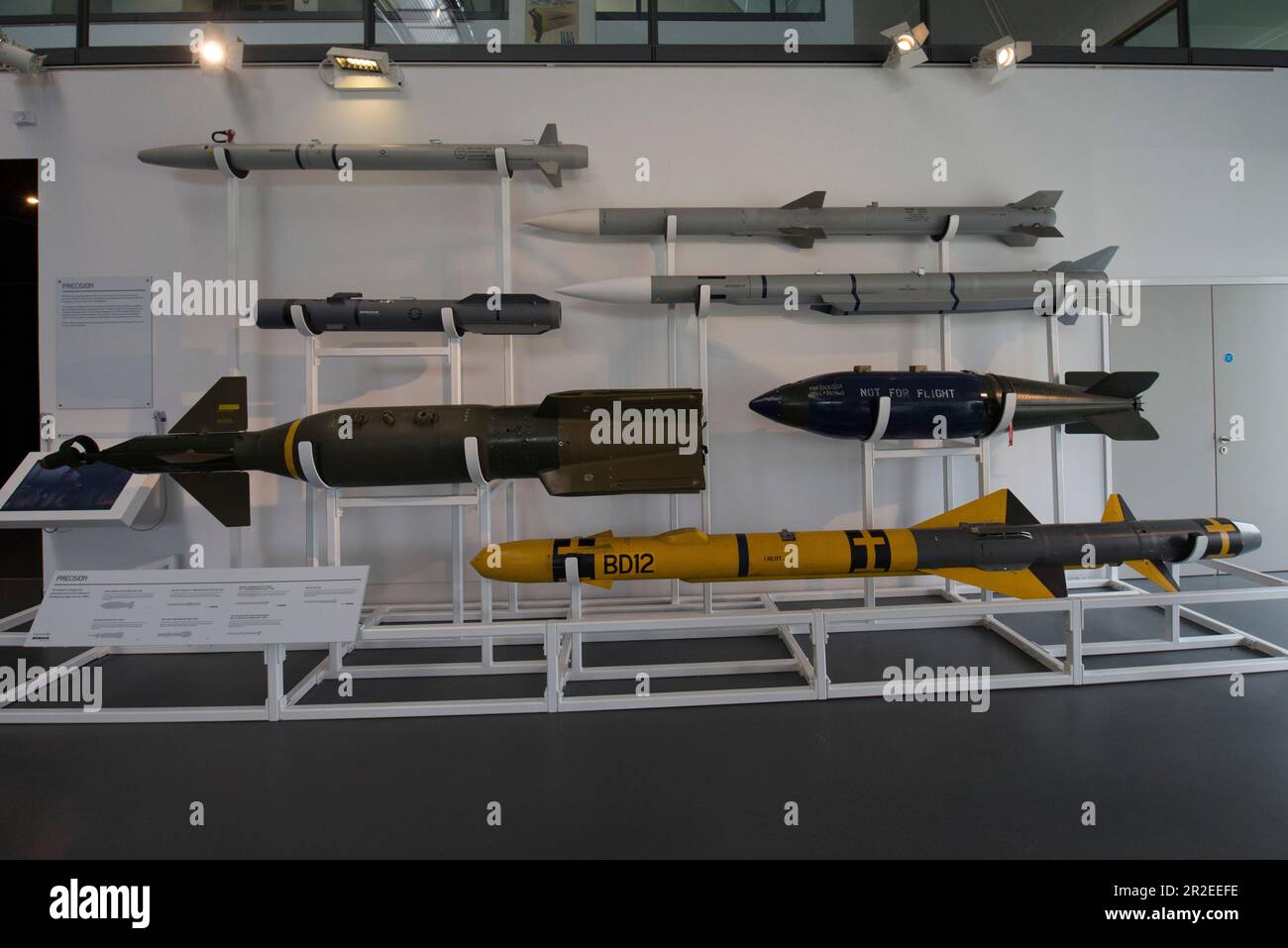 Una varietà di bombe e missili in mostra, tra cui Brimstone e Paveway Foto Stock