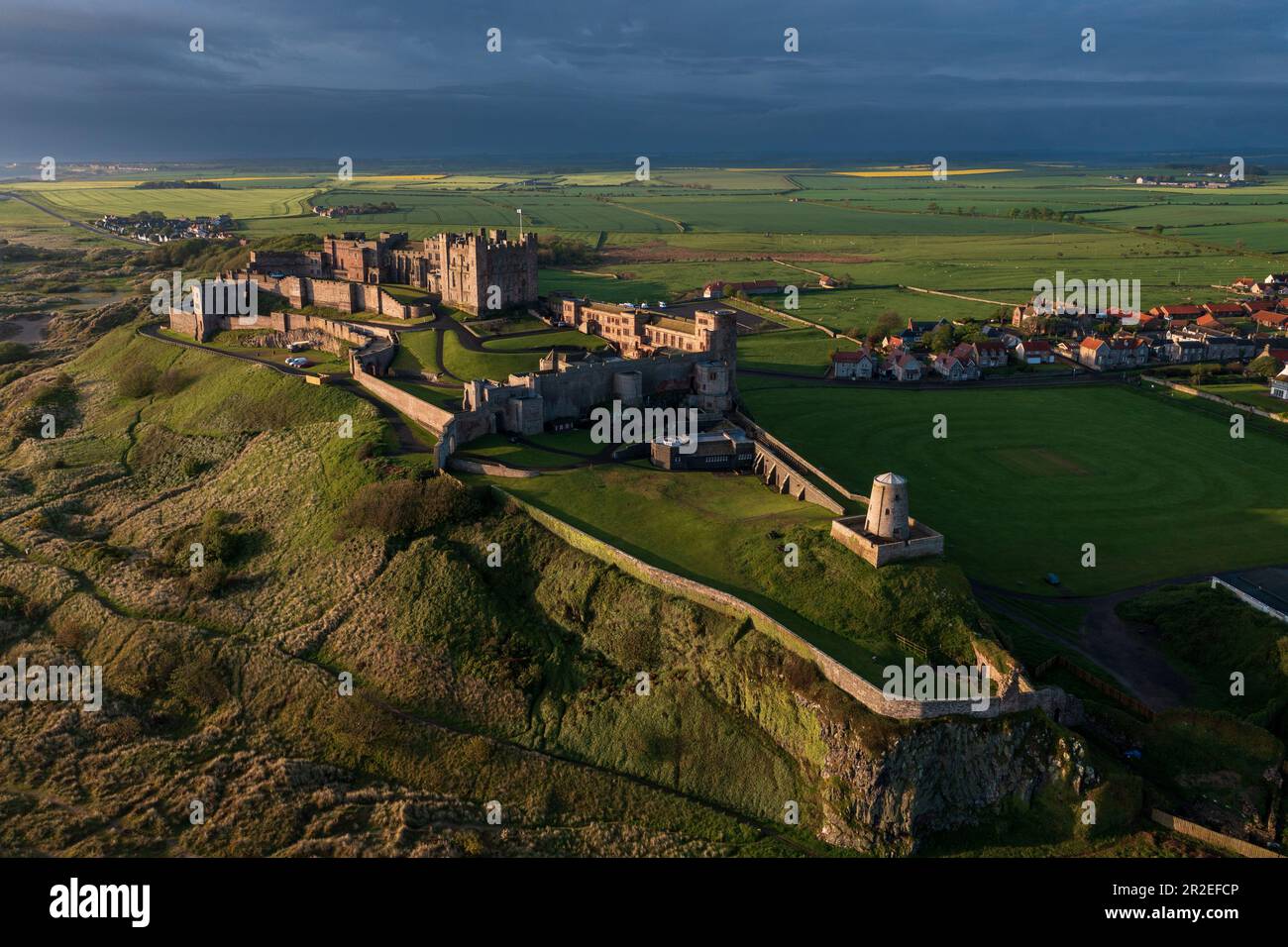 Vista aerea di mattina presto dell'iconico Castello di Bamburgh sulla costa del Northumberland. Inghilterra, Regno Unito Foto Stock