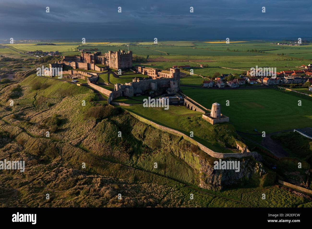 Vista aerea di mattina presto dell'iconico Castello di Bamburgh sulla costa del Northumberland. Inghilterra, Regno Unito Foto Stock