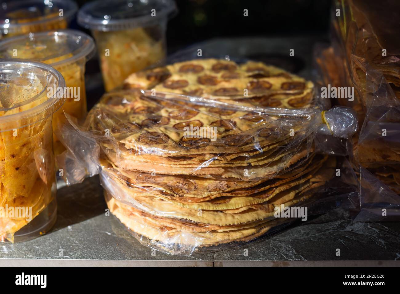 Frittelle dolci croccanti vietnamite con banane sul cibo di strada a da Lat Foto Stock
