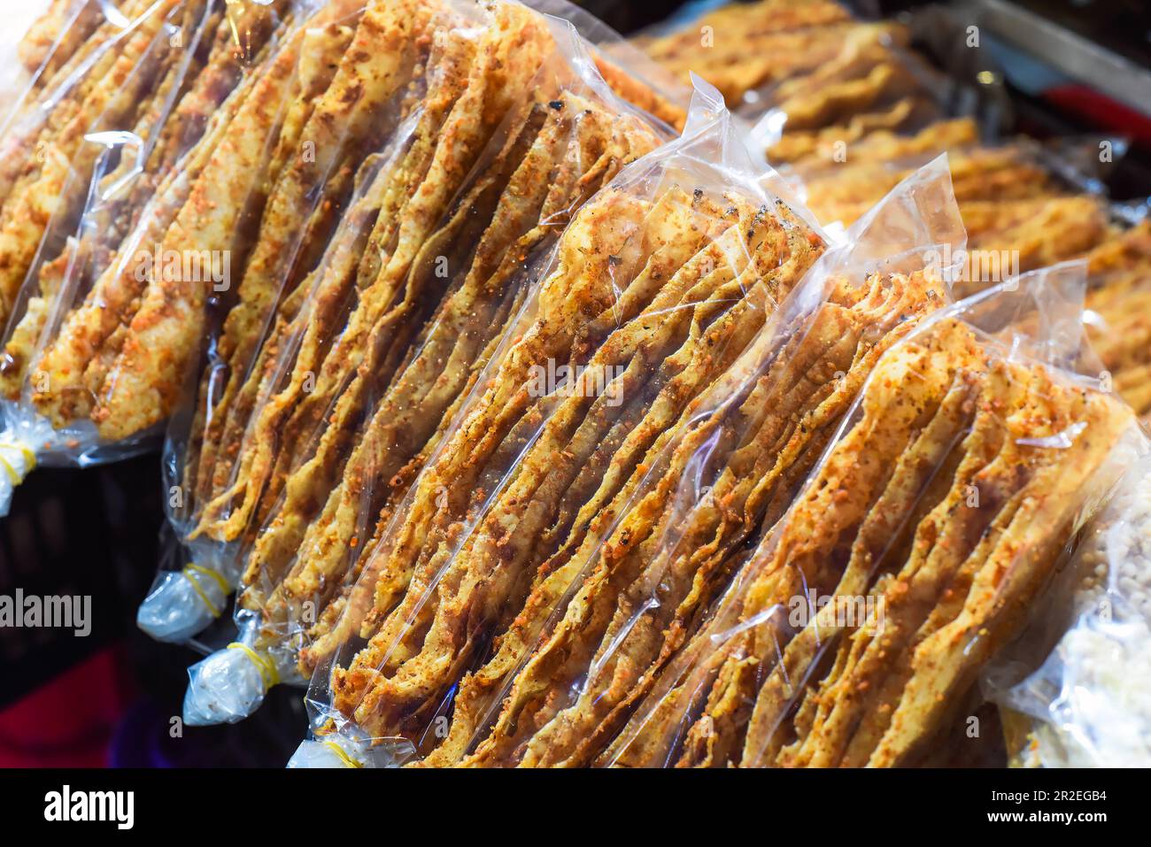 Frittelle dolci croccanti vietnamite con banane sul cibo di strada a da Lat Foto Stock