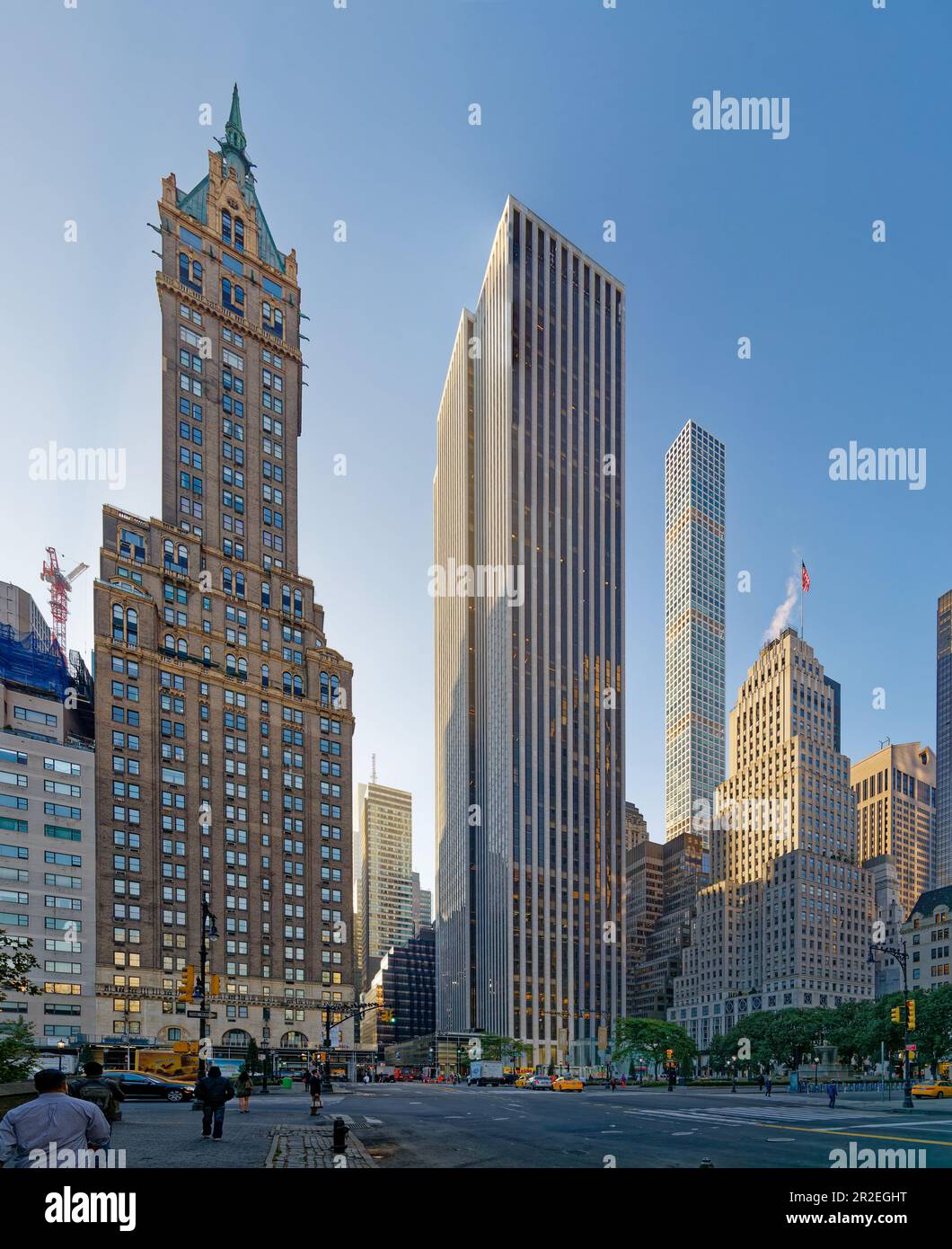 Guardando ad est da Grand Army Plaza: Sherry-Netherland, GM Building e 745 Fifth Avenue, con 432 Park Avenue Condominiums a forma di matita sullo sfondo. Foto Stock