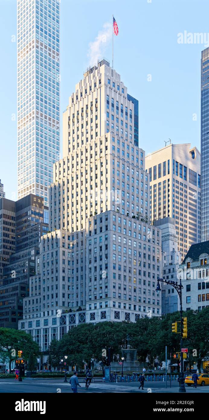 Il Bergdorf Goodman occupa ora lo spazio al piano terra per la vendita al dettaglio di 745 Fifth Avenue, il grattacielo Art Deco costruito nel 1930 come edificio Squibb. Foto Stock