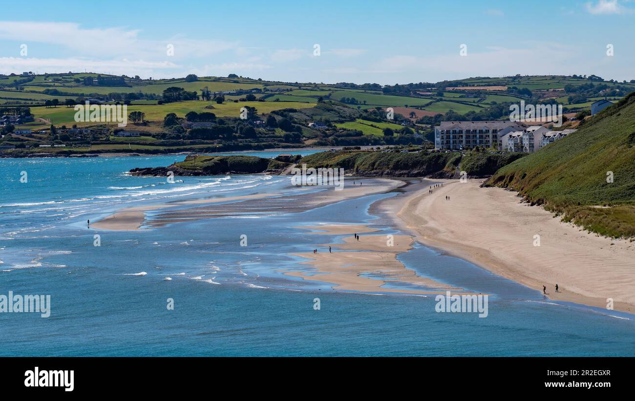 Vista sulla famosa spiaggia irlandese di Inchydoney in una giornata di sole estate. La splendida costa atlantica dell'Irlanda. Stazione balneare estiva, paesaggio, corpo di Foto Stock