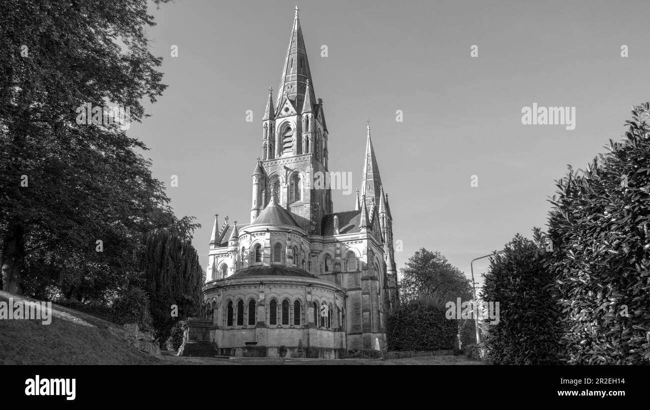 Vista della vecchia cattedrale cristiana del 19th ° secolo nella città irlandese di Cork. Architettura religiosa cristiana in stile neogotico. Cattedrale Foto Stock