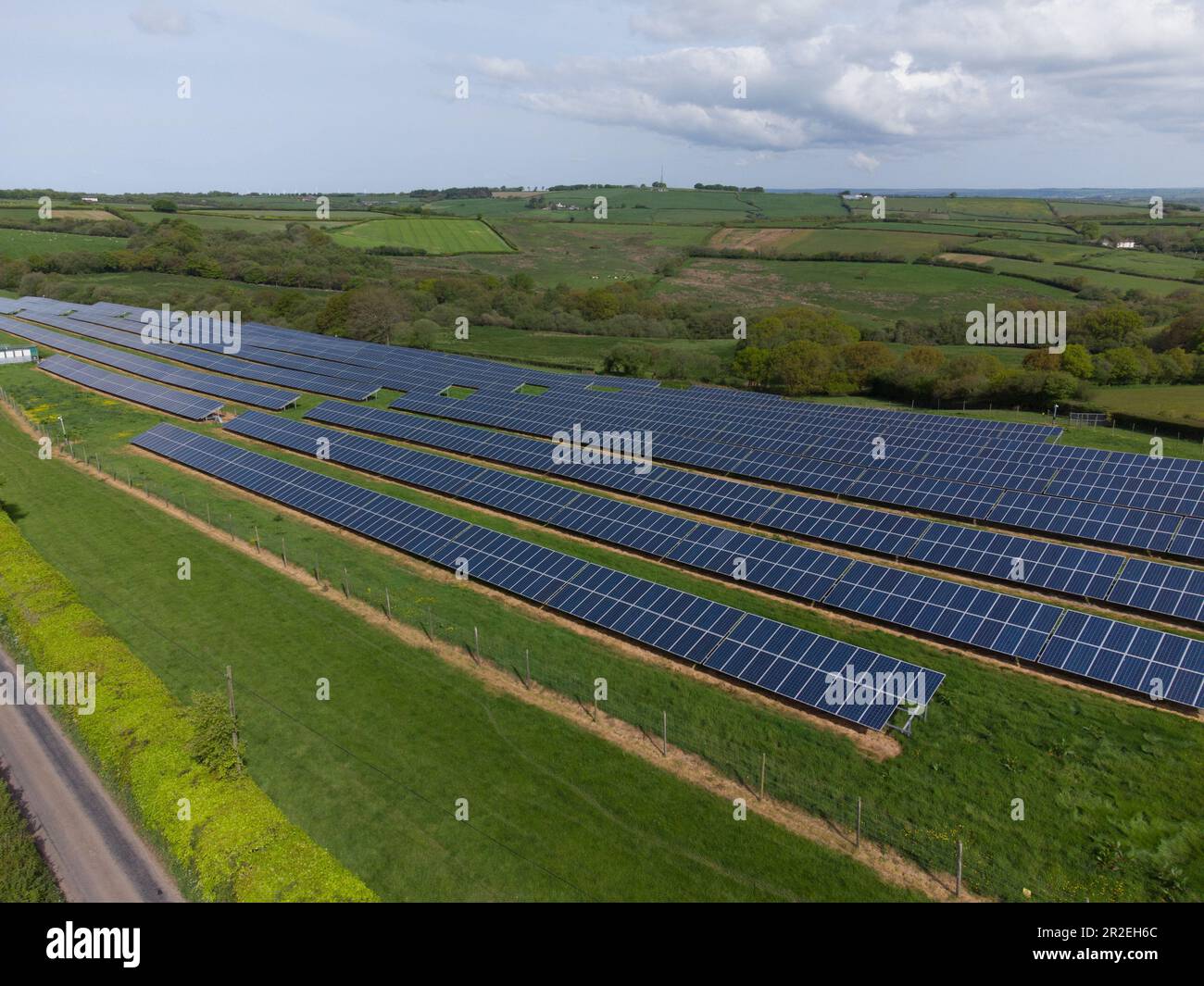 Solar Electric Farm sul A361 a ovest di Tiverton Devon Foto Stock
