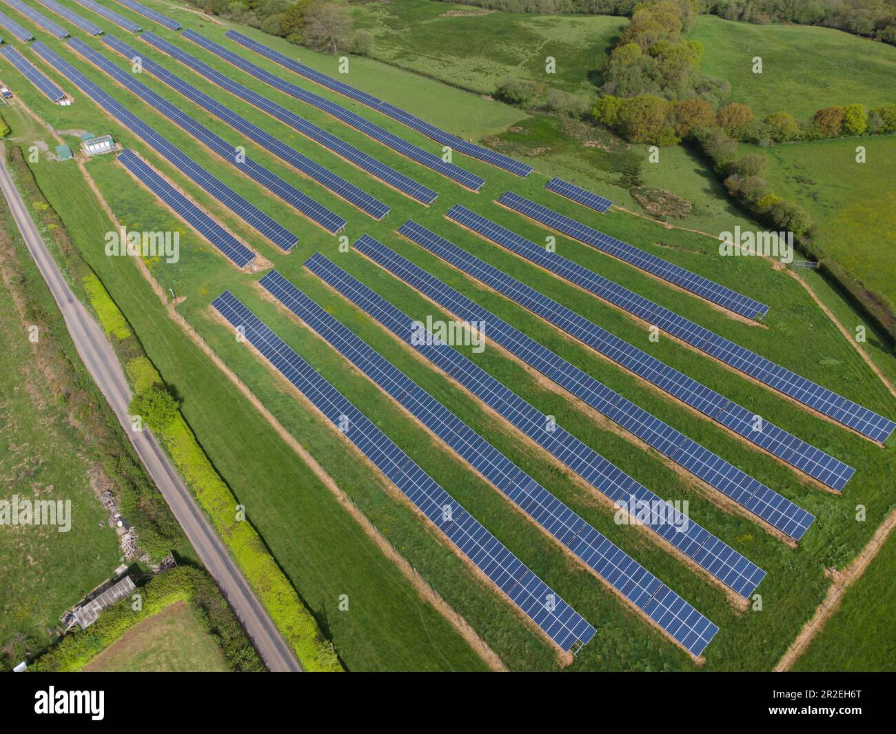 Solar Electric Farm sul A361 a ovest di Tiverton Devon Foto Stock