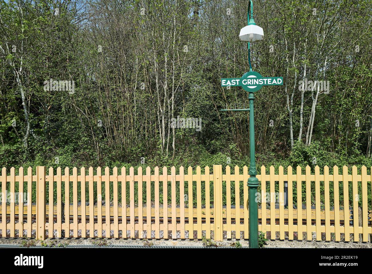 Lampada posta sulla piattaforma della linea ferroviaria Bluebell a vapore a East Grinstead, Sussex, Inghilterra. Foto Stock