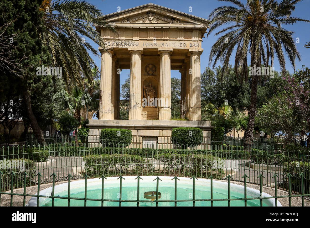 La Valletta, Malta - 20 aprile 2023: Monumento a Sir Alexander Ball nei Lower Barakka Gardens. Foto Stock