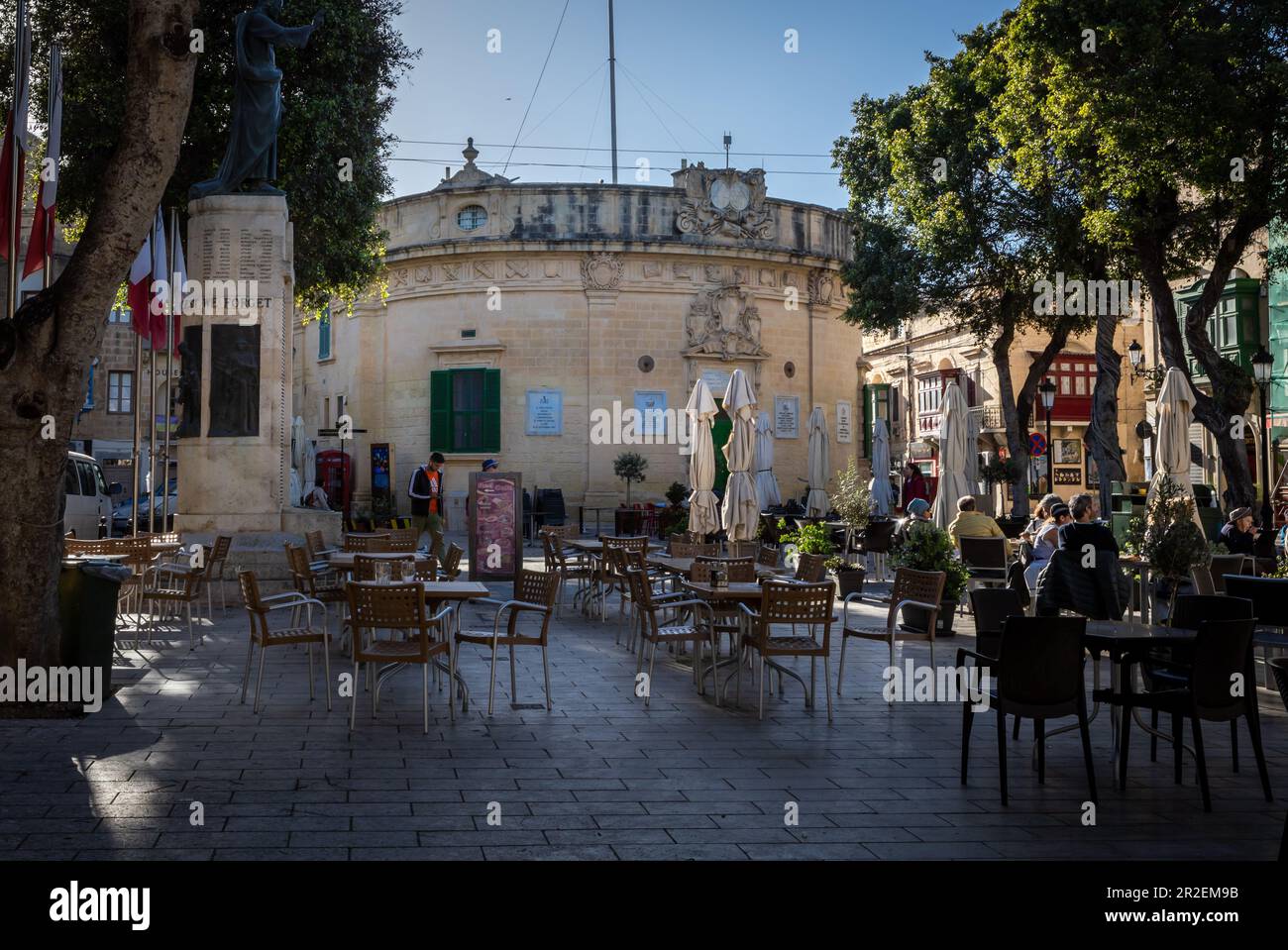 Rabat, Gozo, Malta - 18 aprile 2023: Piazza dell'indipendenza e Chiesa di San Giacomo. Foto Stock