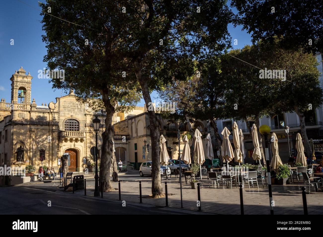 Rabat, Gozo, Malta - 18 aprile 2023: Piazza dell'indipendenza e Chiesa di San Giacomo. Foto Stock