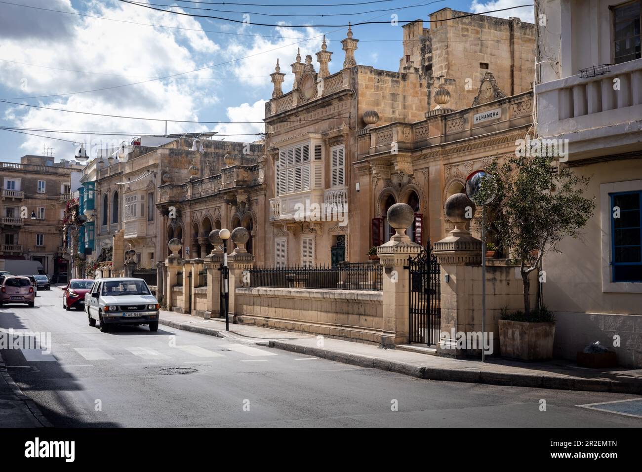 La Valletta, Malta - 18 aprile 2023: Una strada dall'architettura storica nella vecchia Sliema. Colorati balconi tradizionali maltesi. Foto Stock