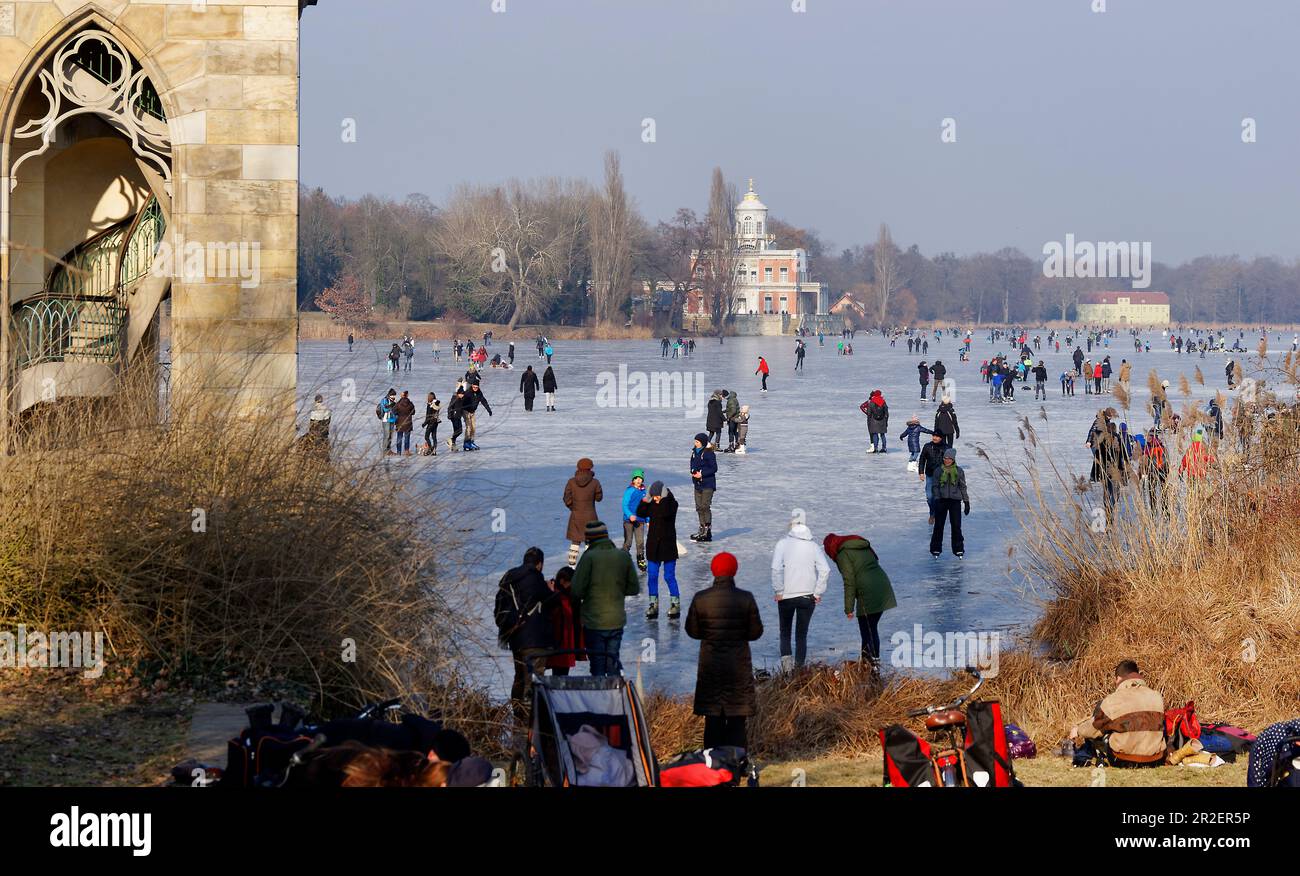 Divertimento invernale sul Lago Santo, biblioteca gotica e vista sul Palazzo di marmo, Potsdam, Brandeburgo, Germania Foto Stock