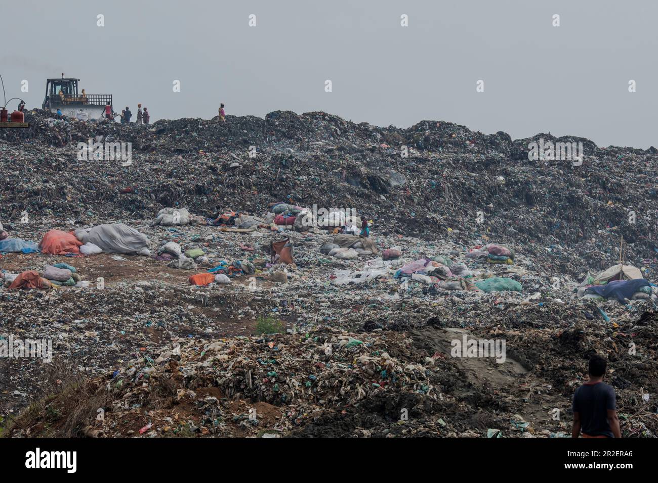 Vista di una discarica di rifiuti a Amin Bazar intorno alla periferia della capitale Dhaka. La città di Dacca ha utilizzato un'area umida per lo scarico dei rifiuti, sostenuta dalla cooperazione internazionale. Foto Stock