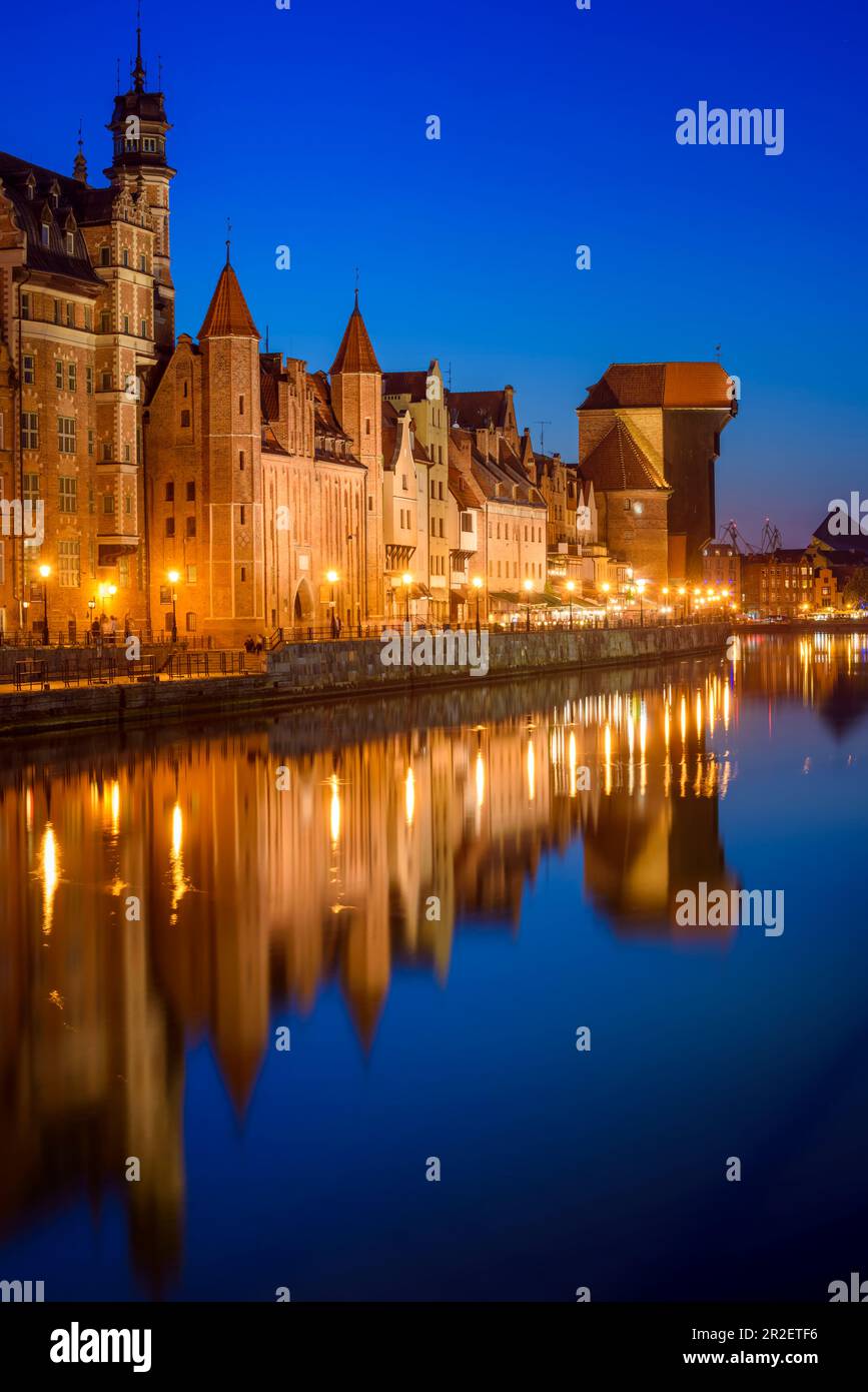 Danzica, la città principale, la città vecchia, il vecchio canale di motlawa. Da sinistra: Museo Archeologico, porta Mariacka, gru gotica, ramo del Museo Nazionale Martime Foto Stock