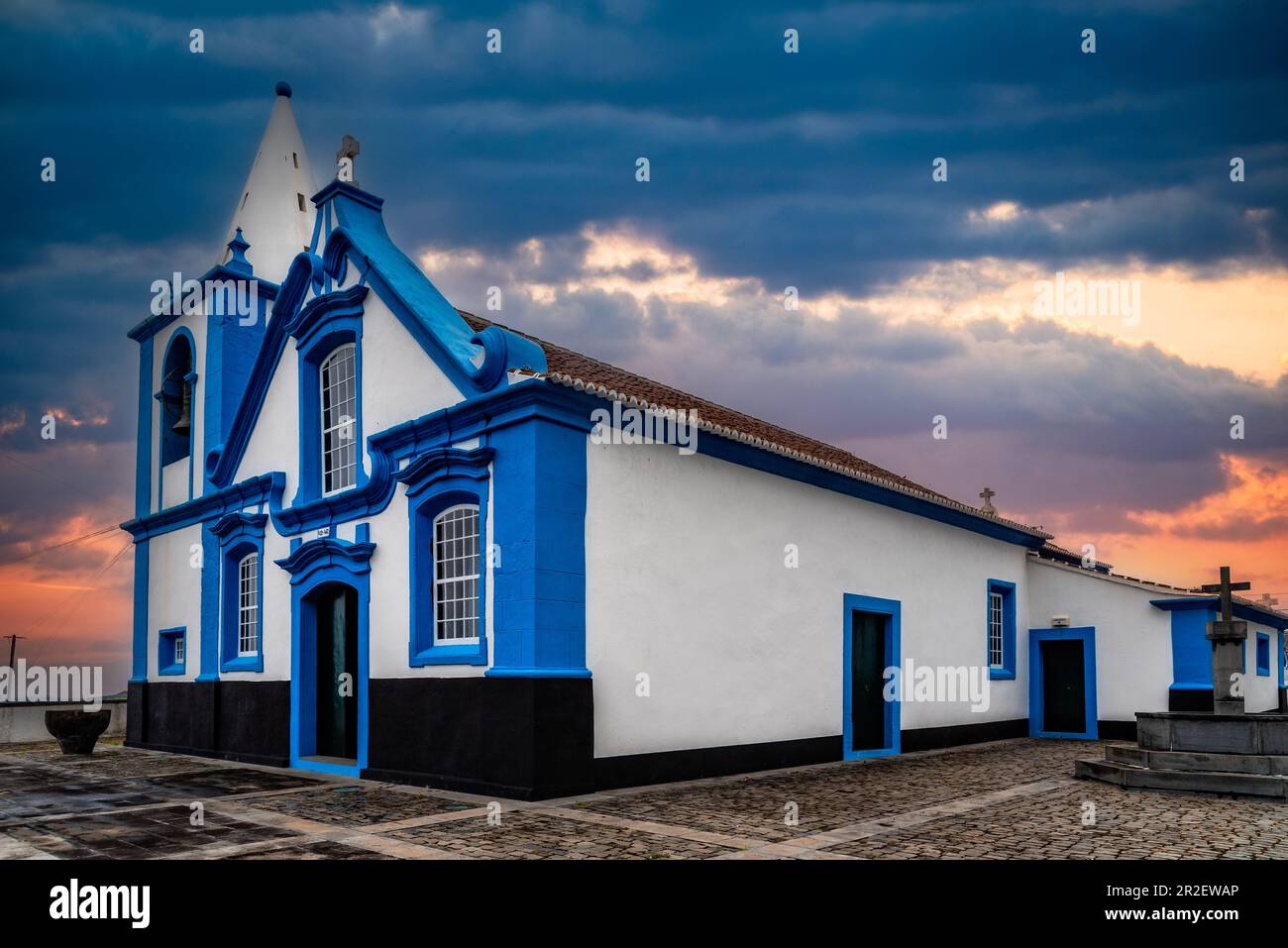 La chiesa di Quatro Ribeiras al tramonto. Isola di Terceira, Azzorre, Portogallo Foto Stock