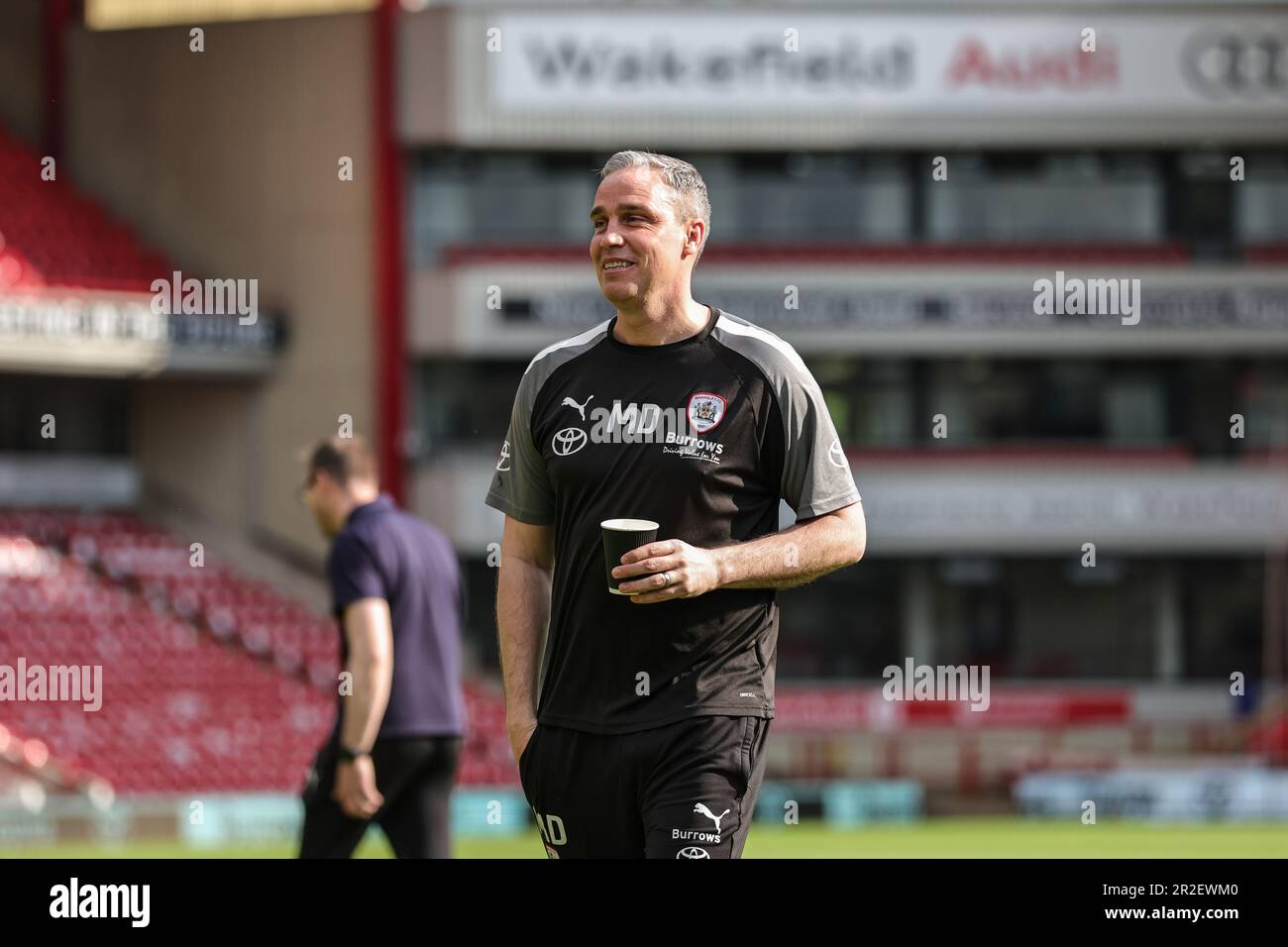 Michael Duff manager di Barnsley esce per ispezionare il piazzale di testa della Sky Bet League 1 Play-off match Barnsley vs Bolton Wanderers a Oakwell, Barnsley, Regno Unito, 19th maggio 2023 (Foto di Mark Cosgrove/News Images) Foto Stock