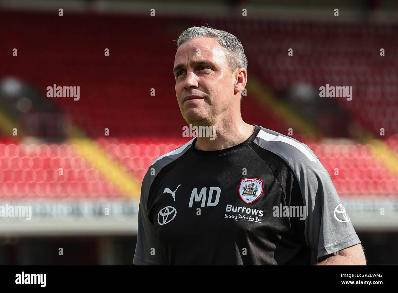 Michael Duff manager di Barnsley esce per ispezionare il piazzale di testa della Sky Bet League 1 Play-off match Barnsley vs Bolton Wanderers a Oakwell, Barnsley, Regno Unito, 19th maggio 2023 (Foto di Mark Cosgrove/News Images) Foto Stock