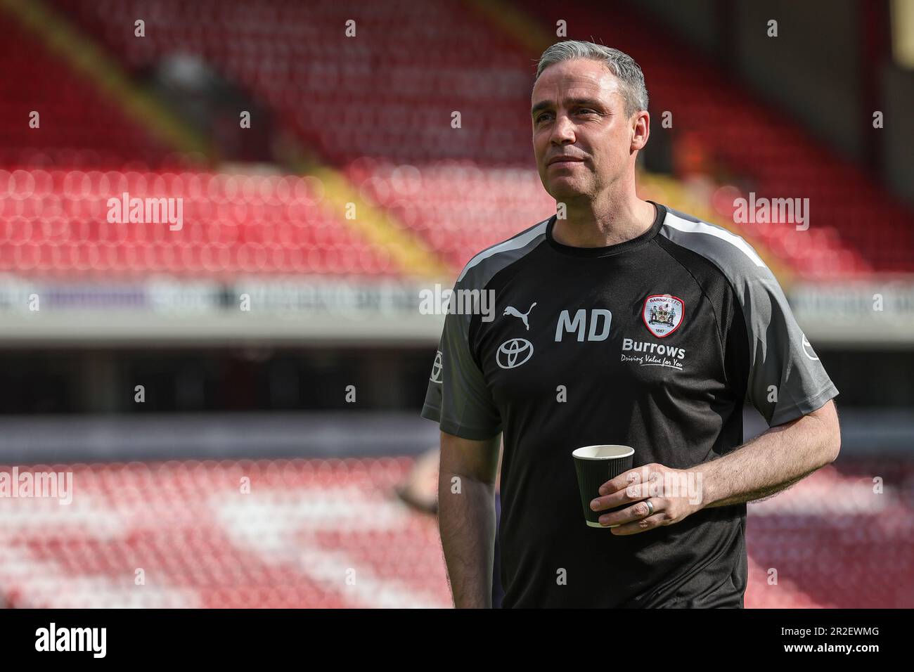 Michael Duff manager di Barnsley esce per ispezionare il piazzale di testa della Sky Bet League 1 Play-off match Barnsley vs Bolton Wanderers a Oakwell, Barnsley, Regno Unito, 19th maggio 2023 (Foto di Mark Cosgrove/News Images) Foto Stock