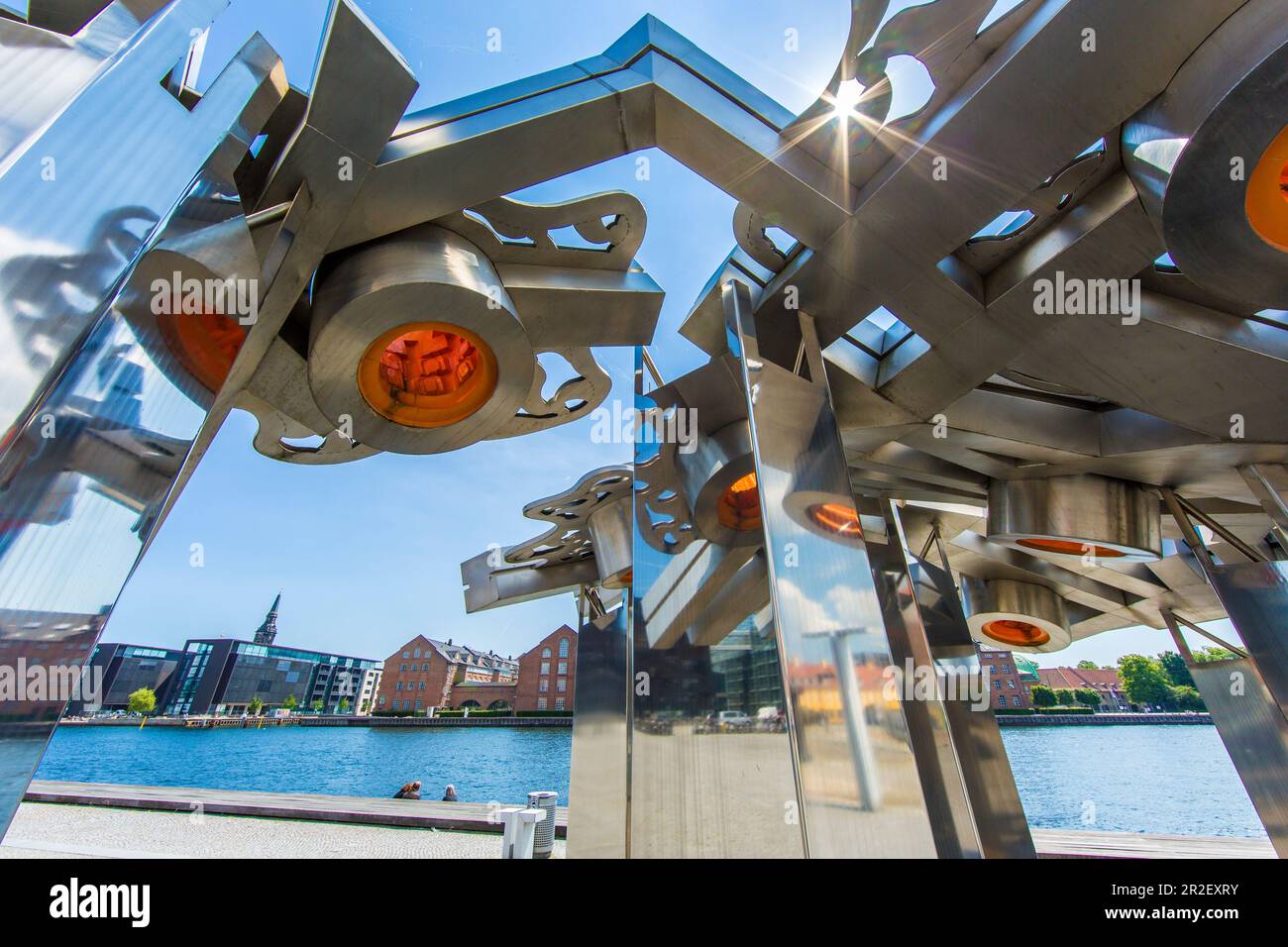 Byfraktal (City Fractal), una grande scultura in acciaio inossidabile e fibra di vetro situata a Soren Kierkegaards Plads, Copenaghen, Zelanda, Danimarca Foto Stock