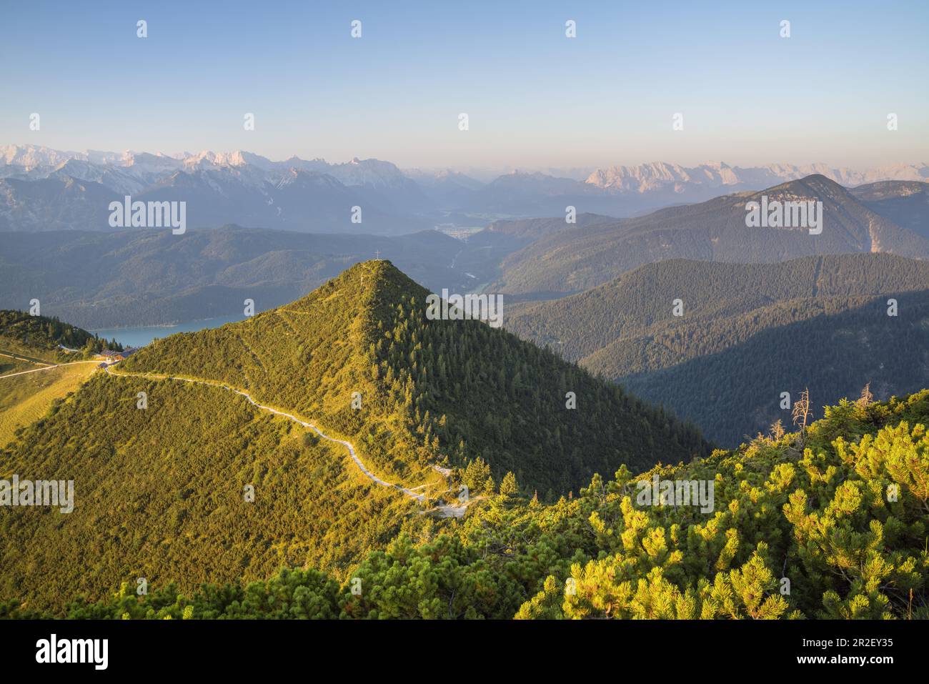 Vista dall'Herzogstand (1731 m) nelle Prealpi Bavaresi fino a Martinskopf sul Walchensee fino ai Monti Karwendel e Wetterstein, Kochel am se Foto Stock