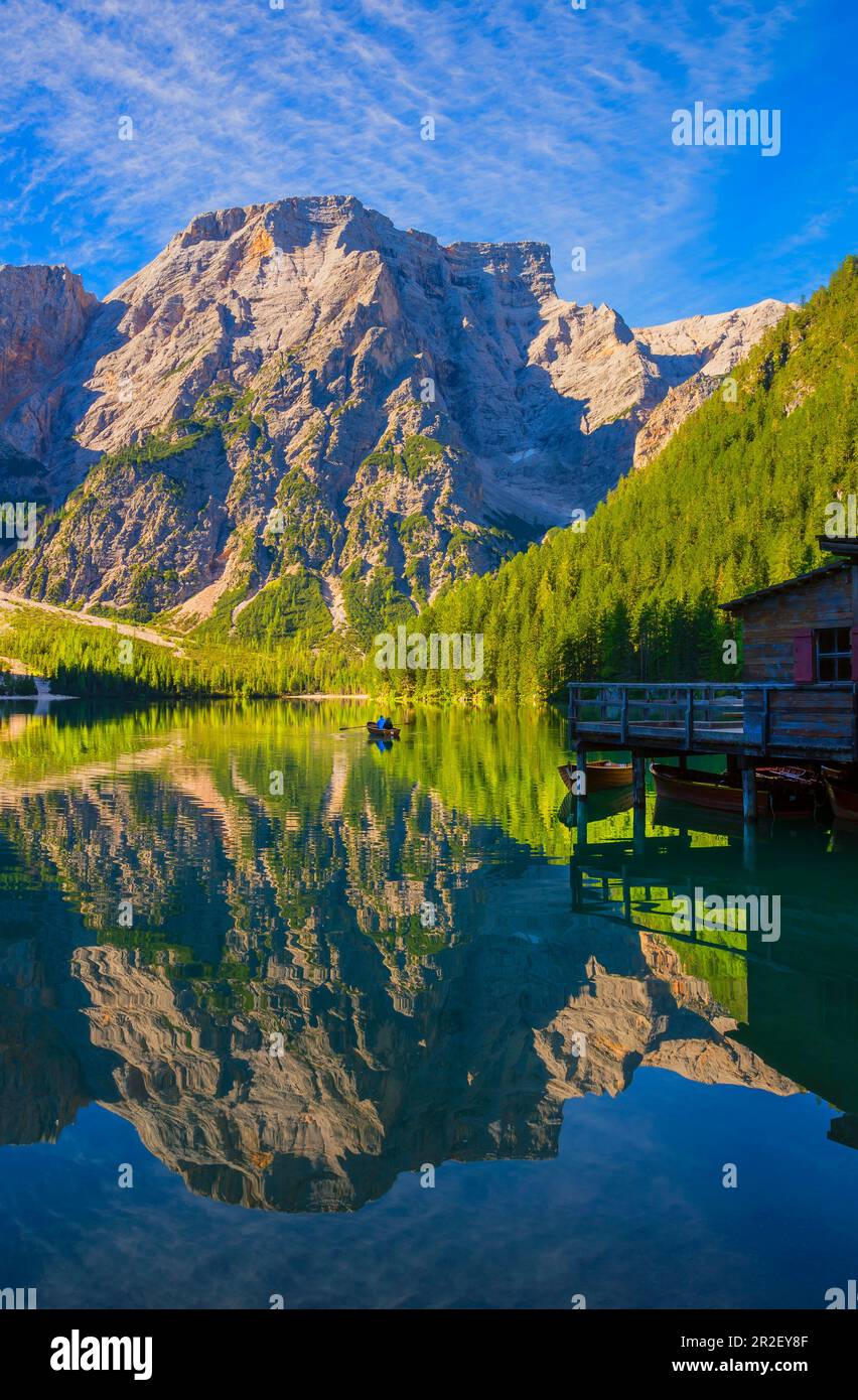 Lago di Braies, monumento naturale e patrimonio dell'umanità dell'UNESCO nella Valle di Braies, Alto Adige, Italia Foto Stock