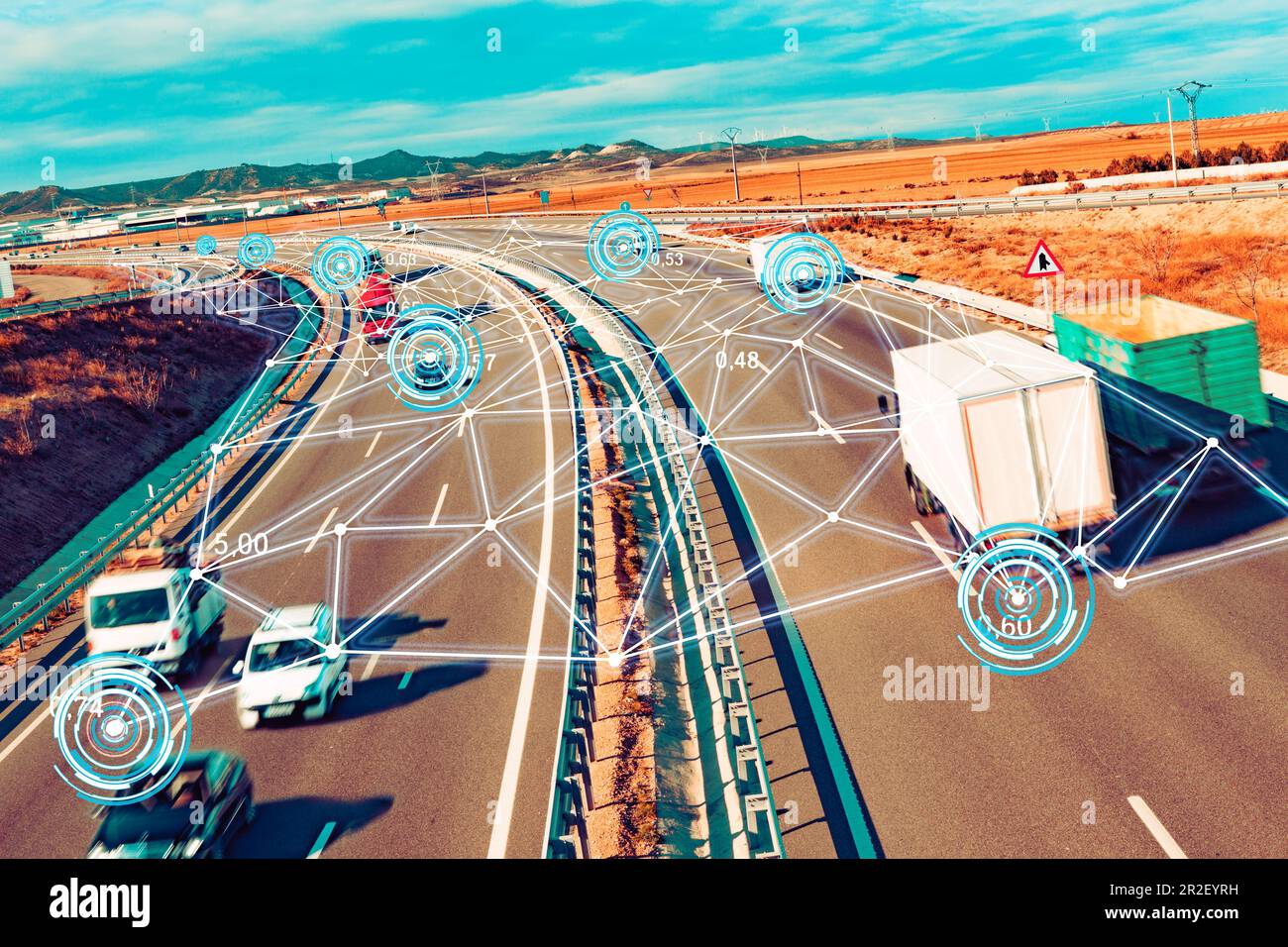 Auto e camion che viaggiano su un'autostrada con informazioni di tracciamento dell'assistente tecnologico.auto autonoma. Auto senza conducente. Veicolo a guida autonoma. Foto Stock