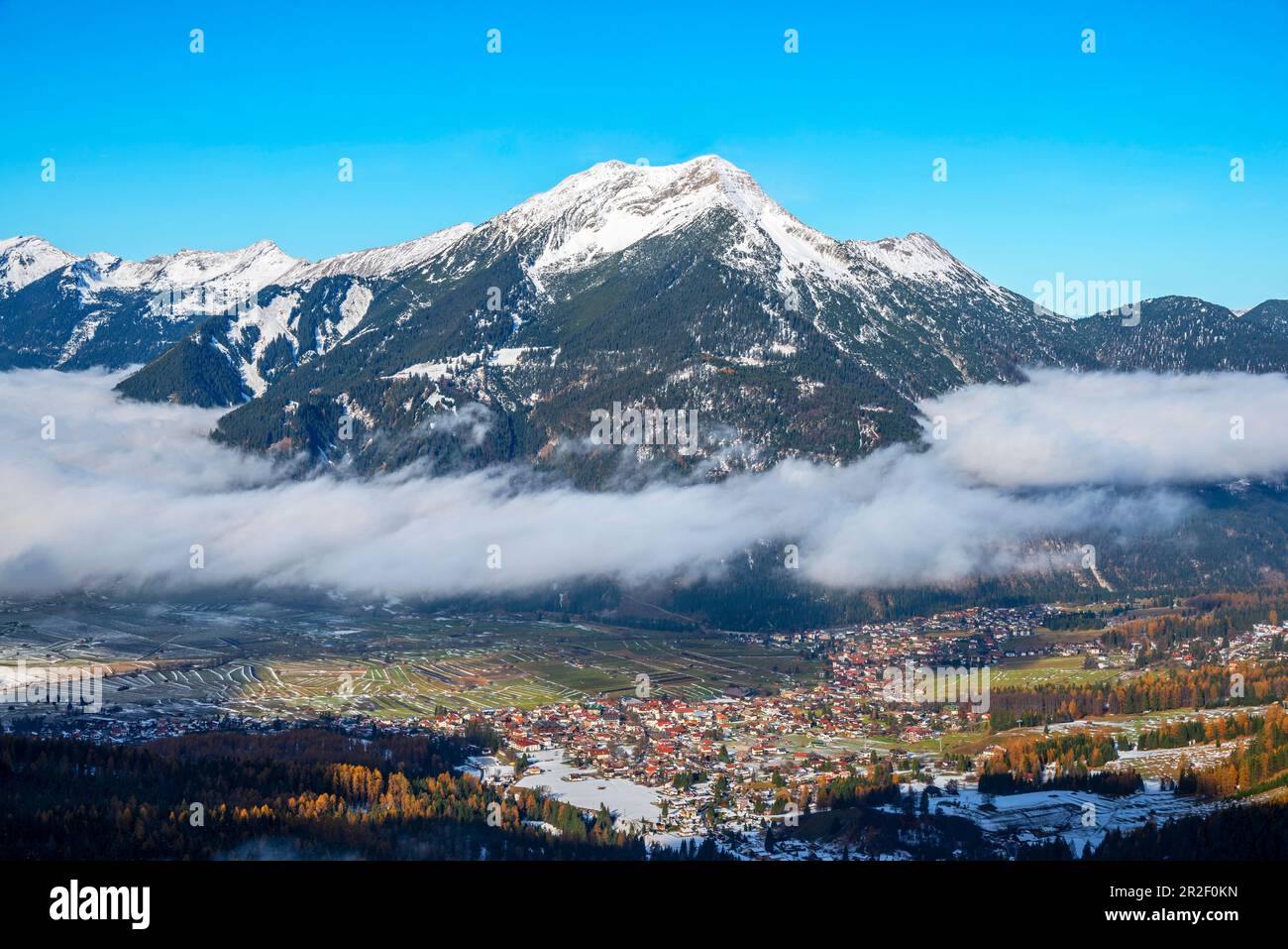 Vista da Ehrwalder Alm a Ehrwald e Daniel, Tirolo, Austria Foto Stock