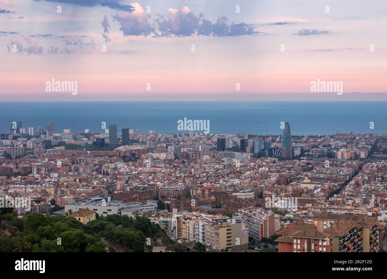 Skyline di Barcellona al tramonto con nuvola di pioggia Foto Stock